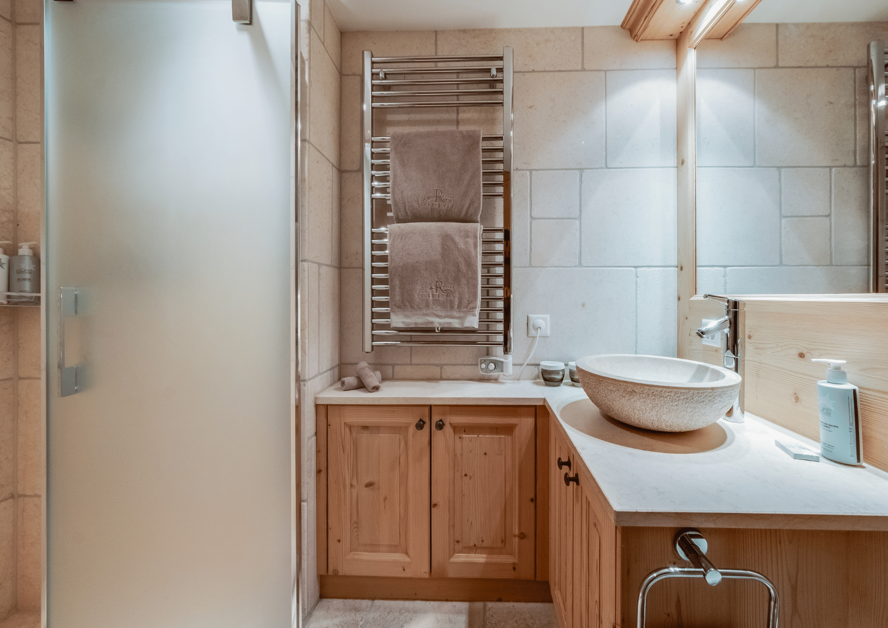Salle de bain de la résidence 12d du Chalet Royalp Hotel & Spa