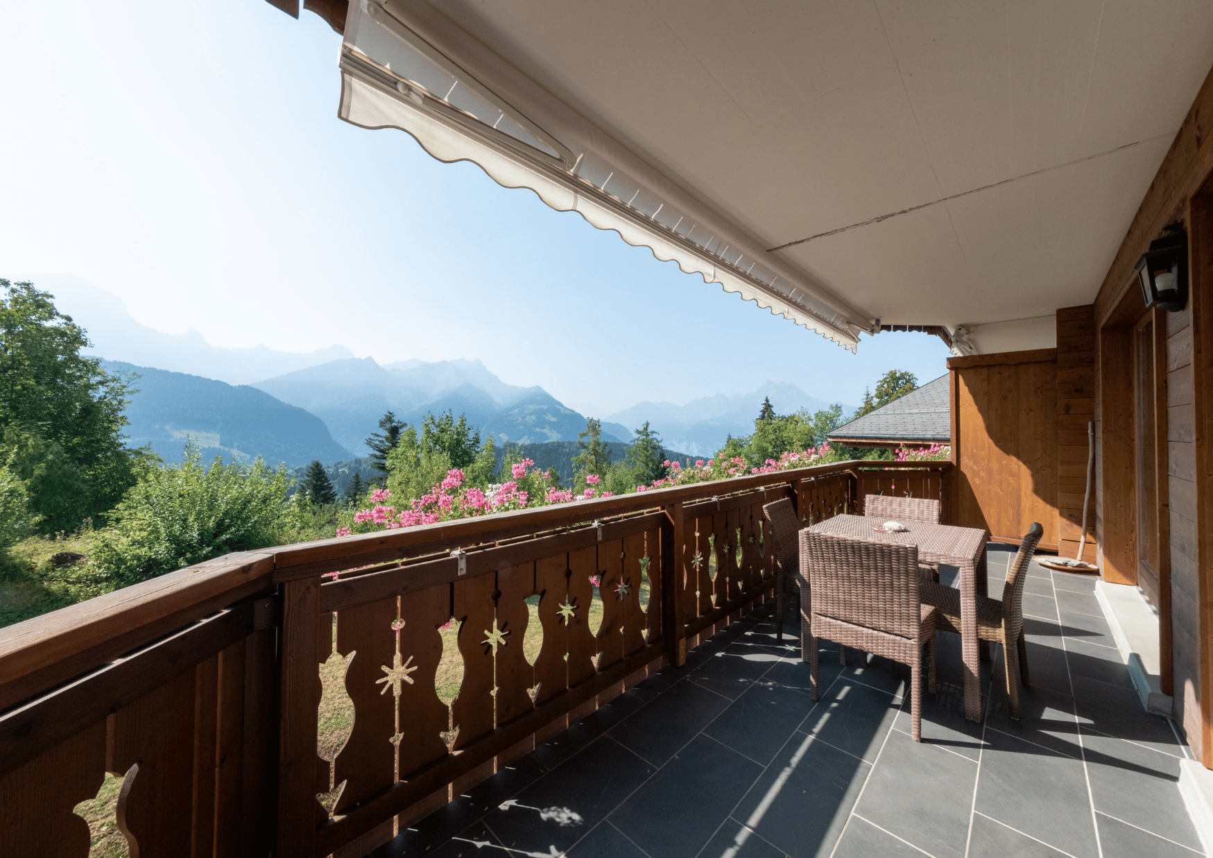 Vue depuis le balcon de la résidence Junior 2 Chalet Royalp en Suisse Romande