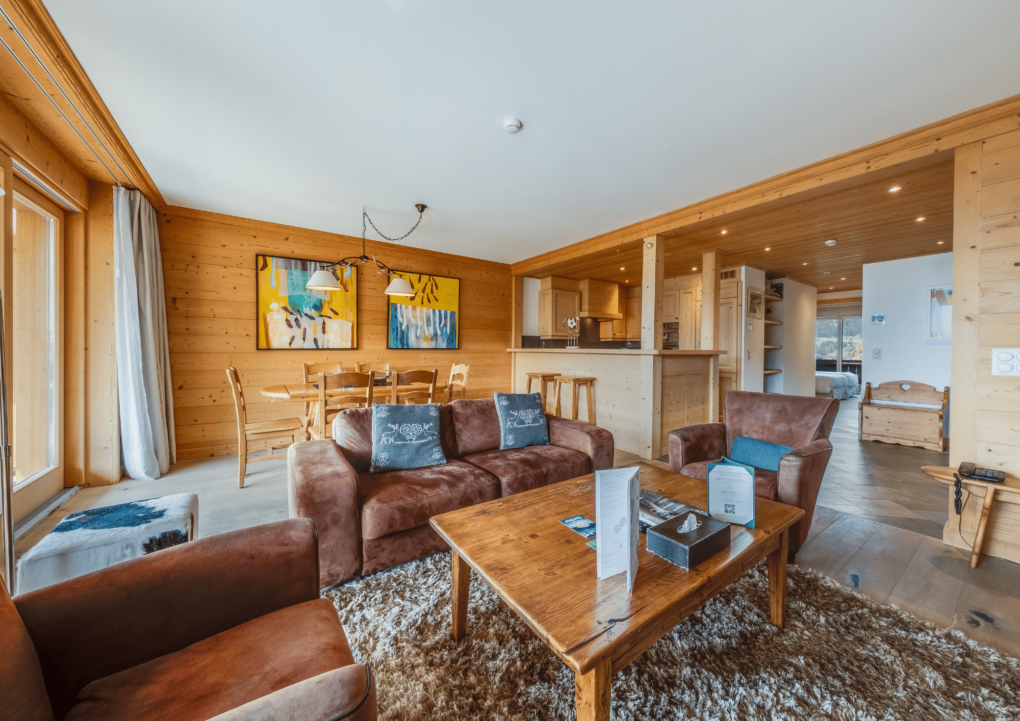 Séjour intérieur de la résidence Junior de l'hôtel Chalet Royalp 5 étoiles à Villars-sur-Ollon