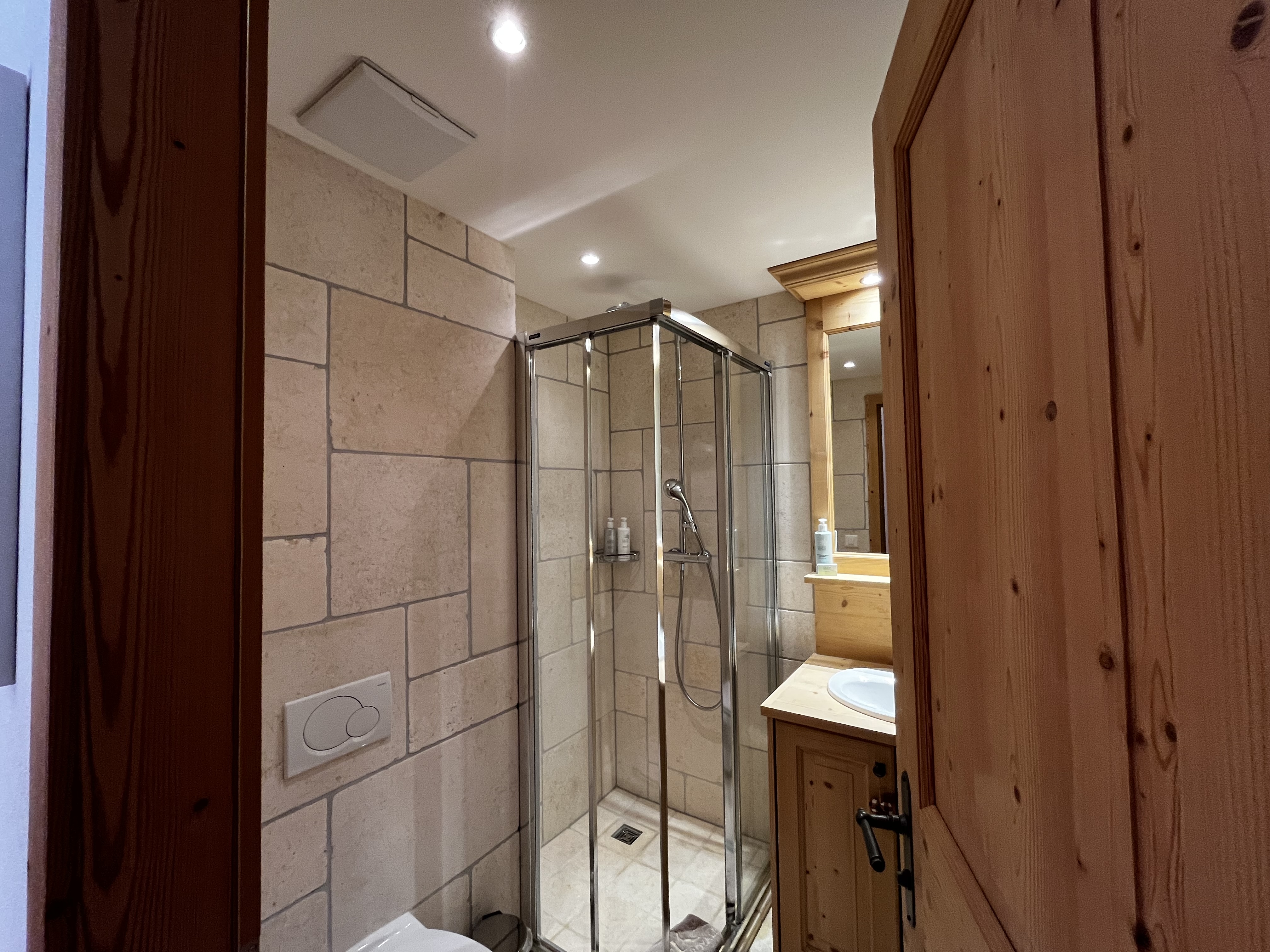 Photo of a room with two single bunk beds in a wood decor in Chalet Royalp's Executive Residence 1.
