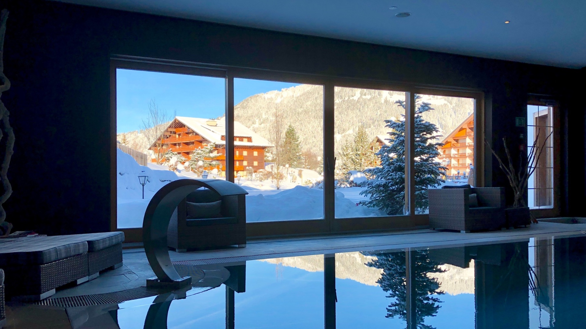 Photo de l'intérieur du spa du Chalet RoyAlp, une vue sur le jardin enneigé