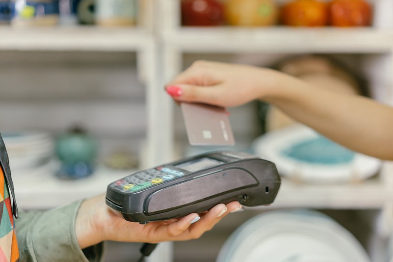 Customer swiping credit card to pay