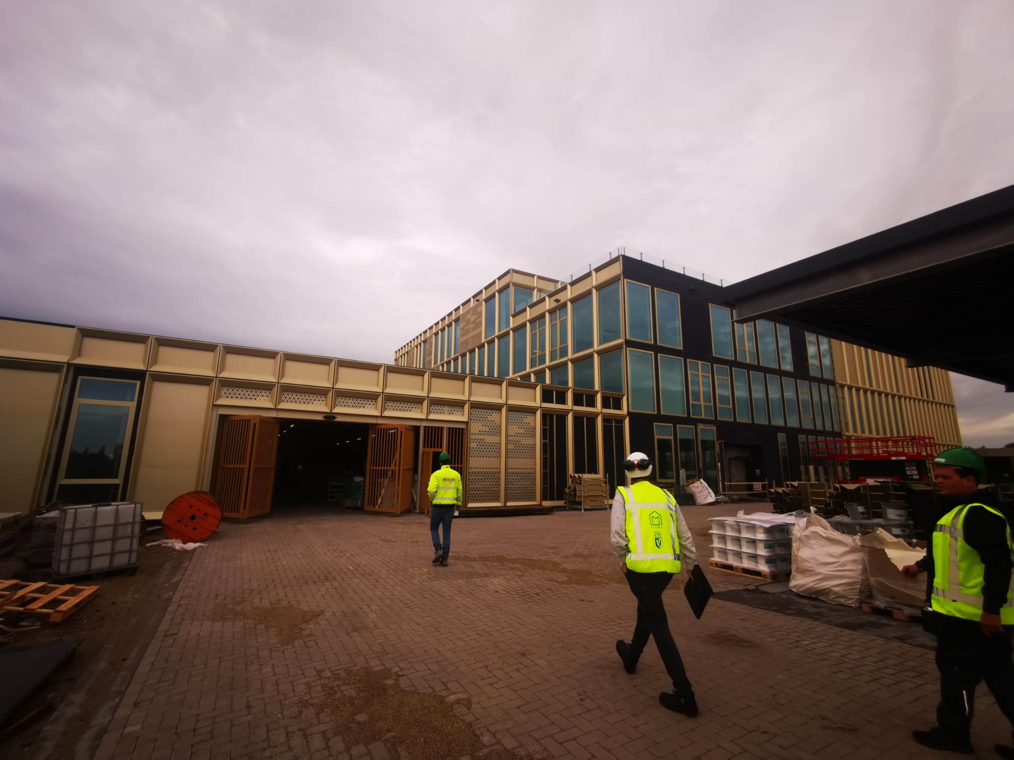 een schoonmaker aan het werk