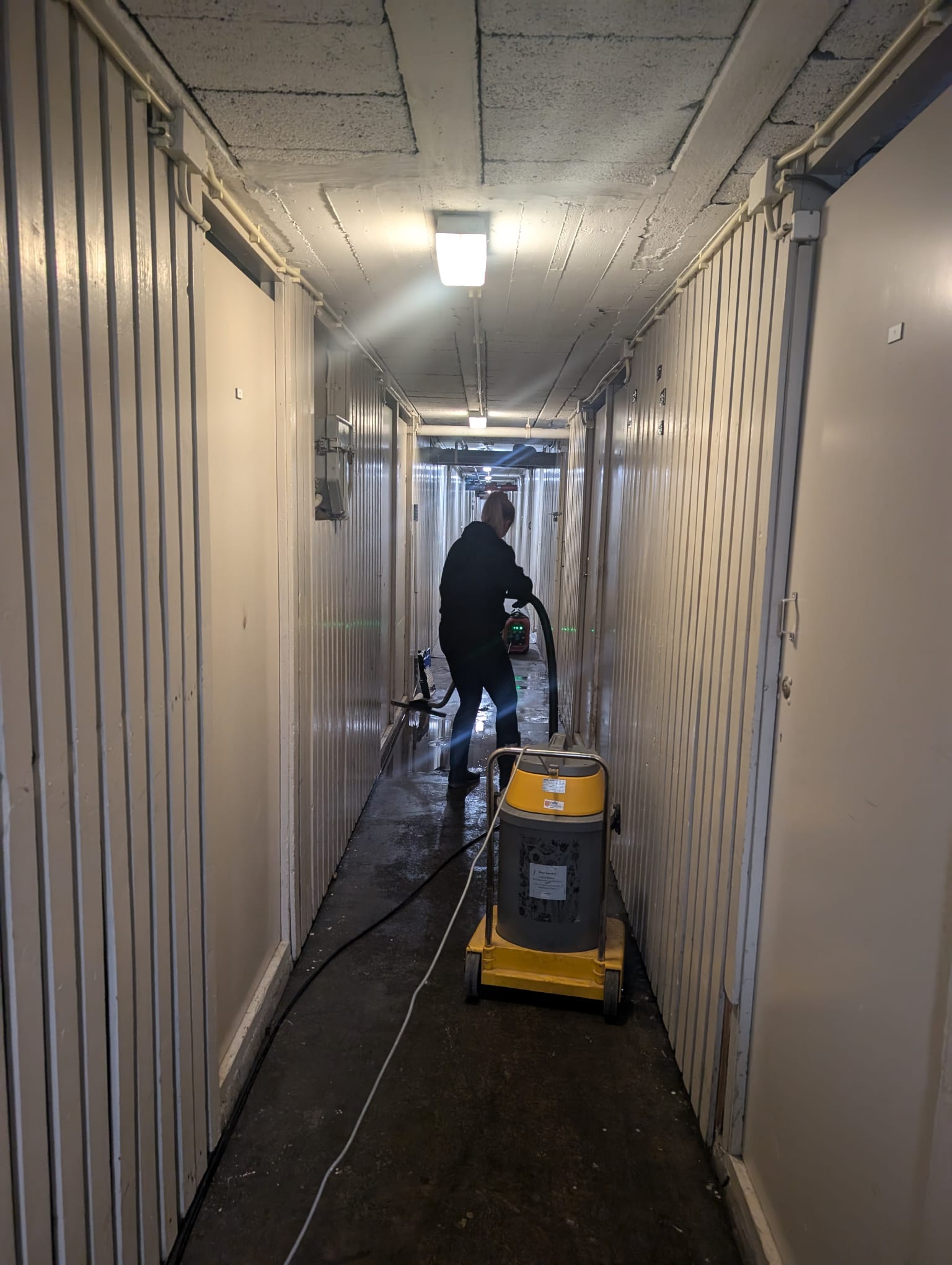 schoonmakers aan het schoonmaken