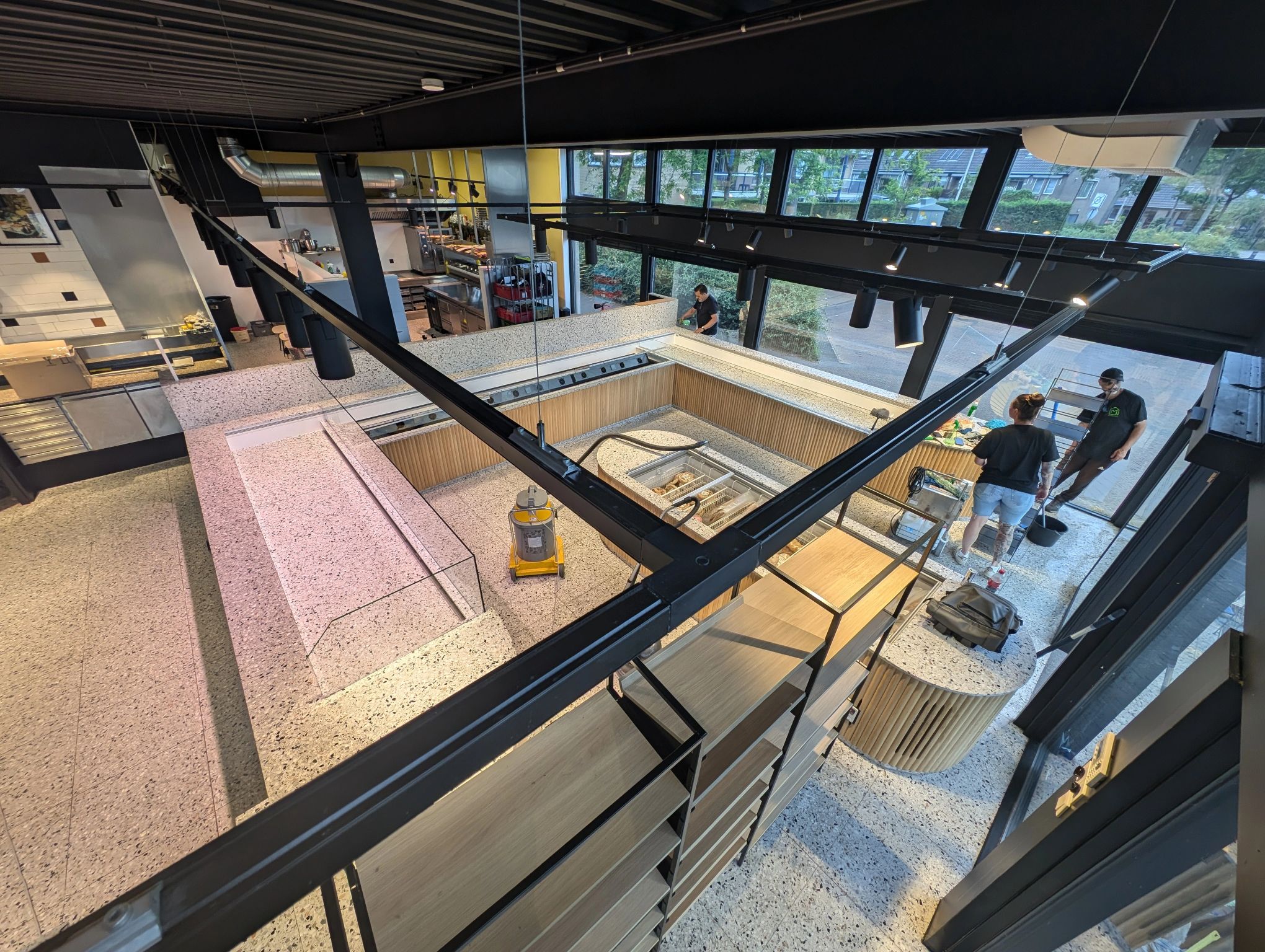 schoonmakers aan het schoonmaken