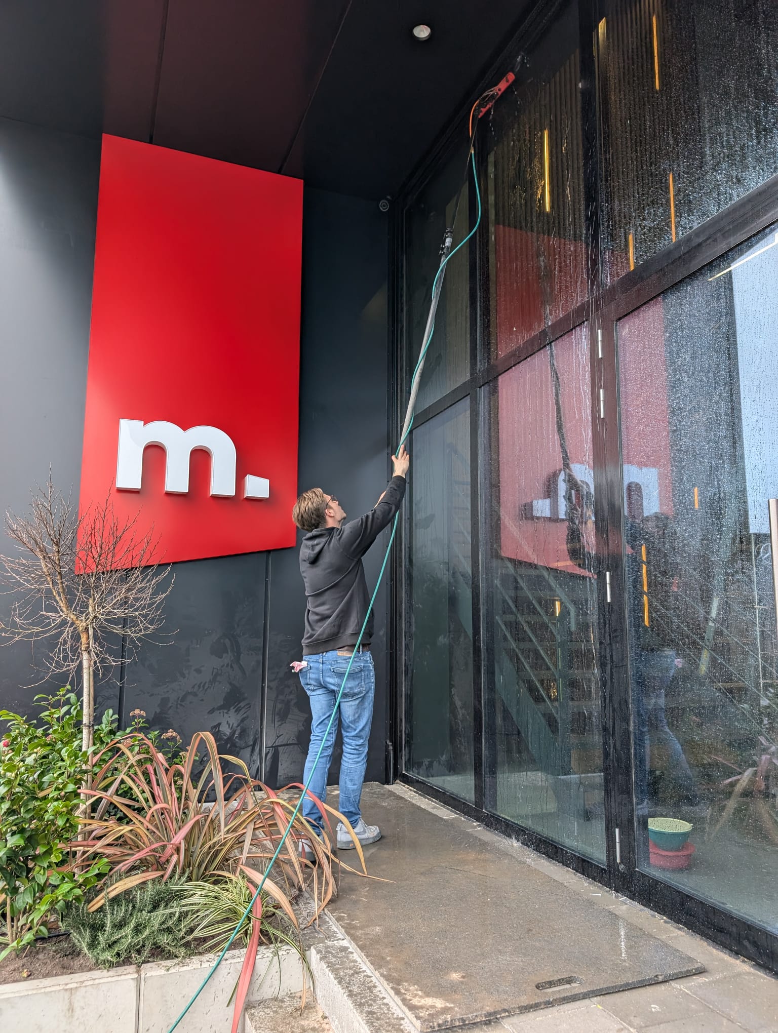 een schoonmaker aan het werk