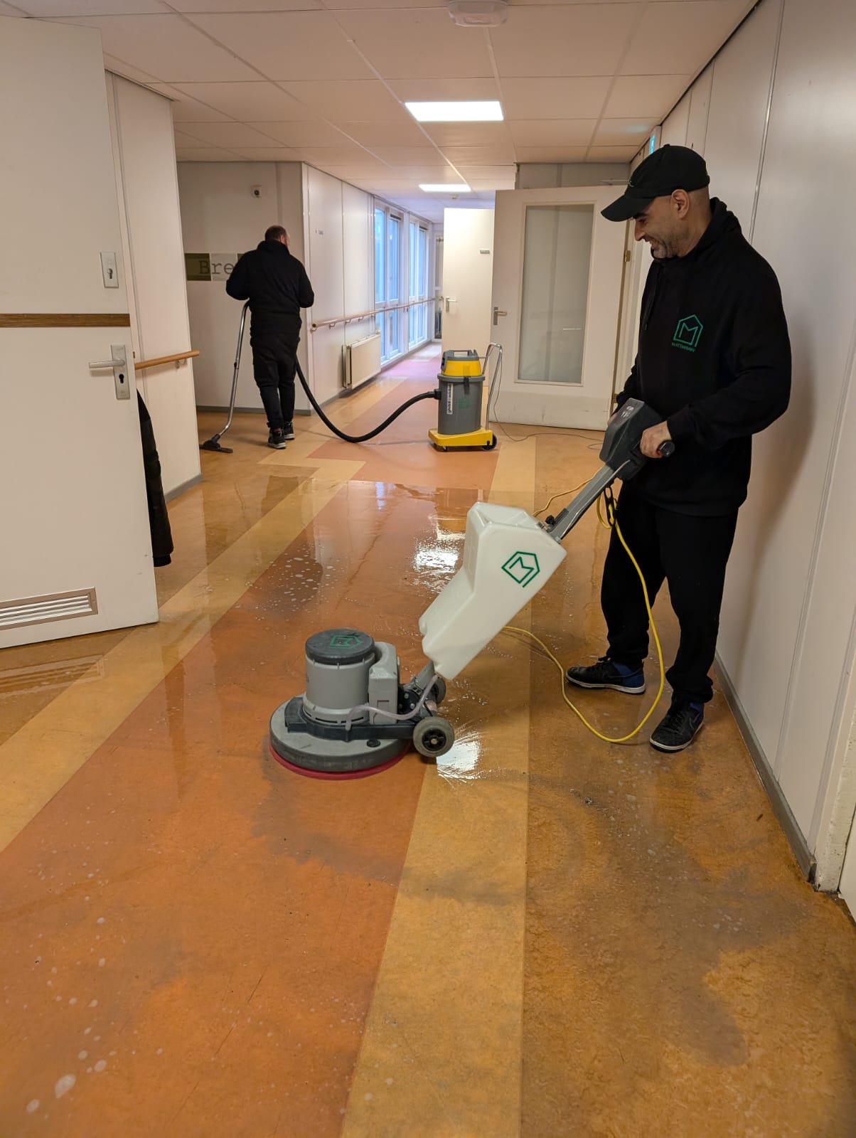 Schoonmaker aan het schoonmaken