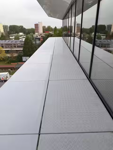 Witte gevelband met traanplaat na reiniging met osmosewater, kantoorgebouw Gouda