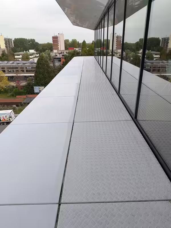 Witte gevelband en traanplaat na reiniging met osmosewater, streepvrij gevelglas, kantoorgebouw Gouda