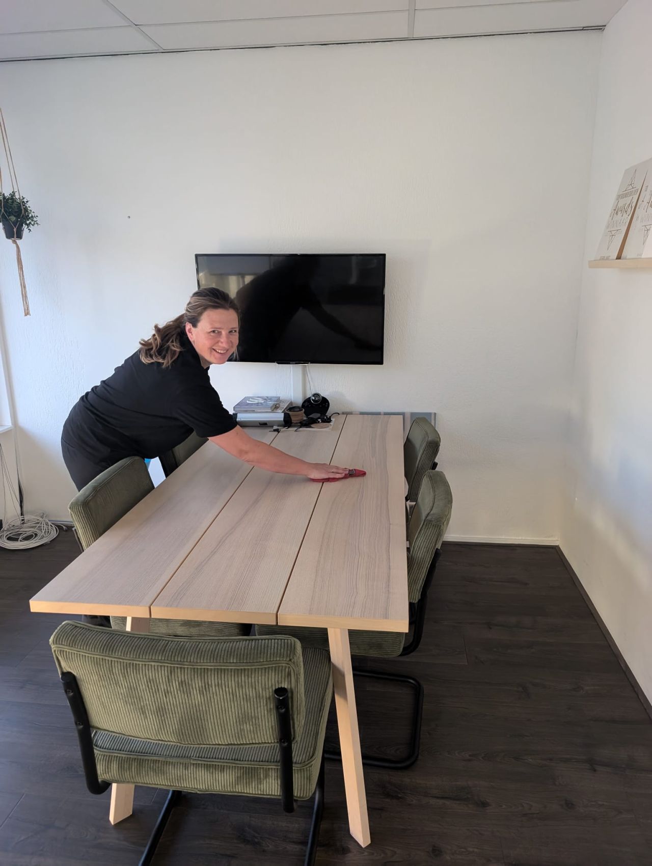 Schoonmaker aan het schoonmaken