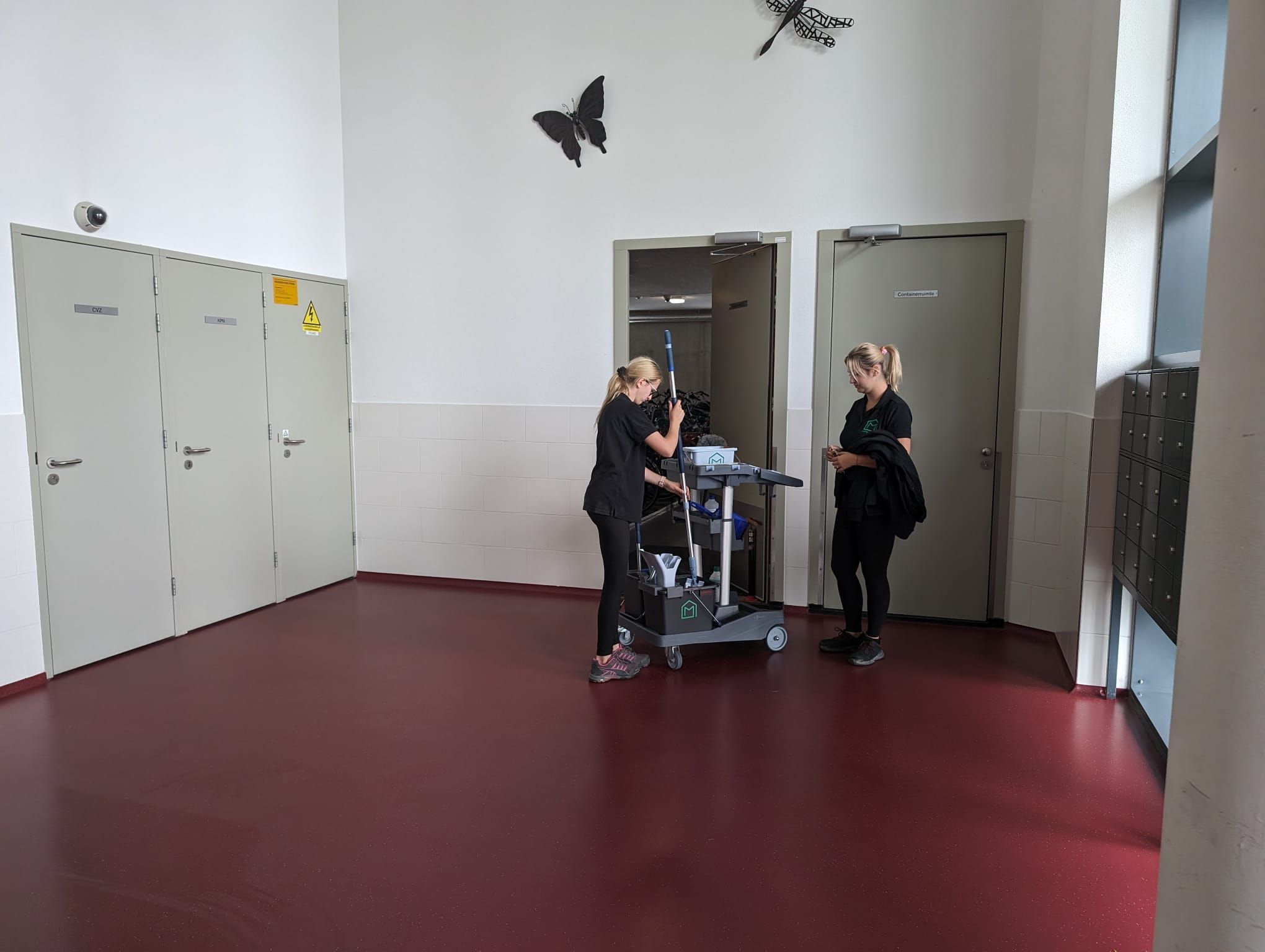 Schoonmaker aan het schoonmaken