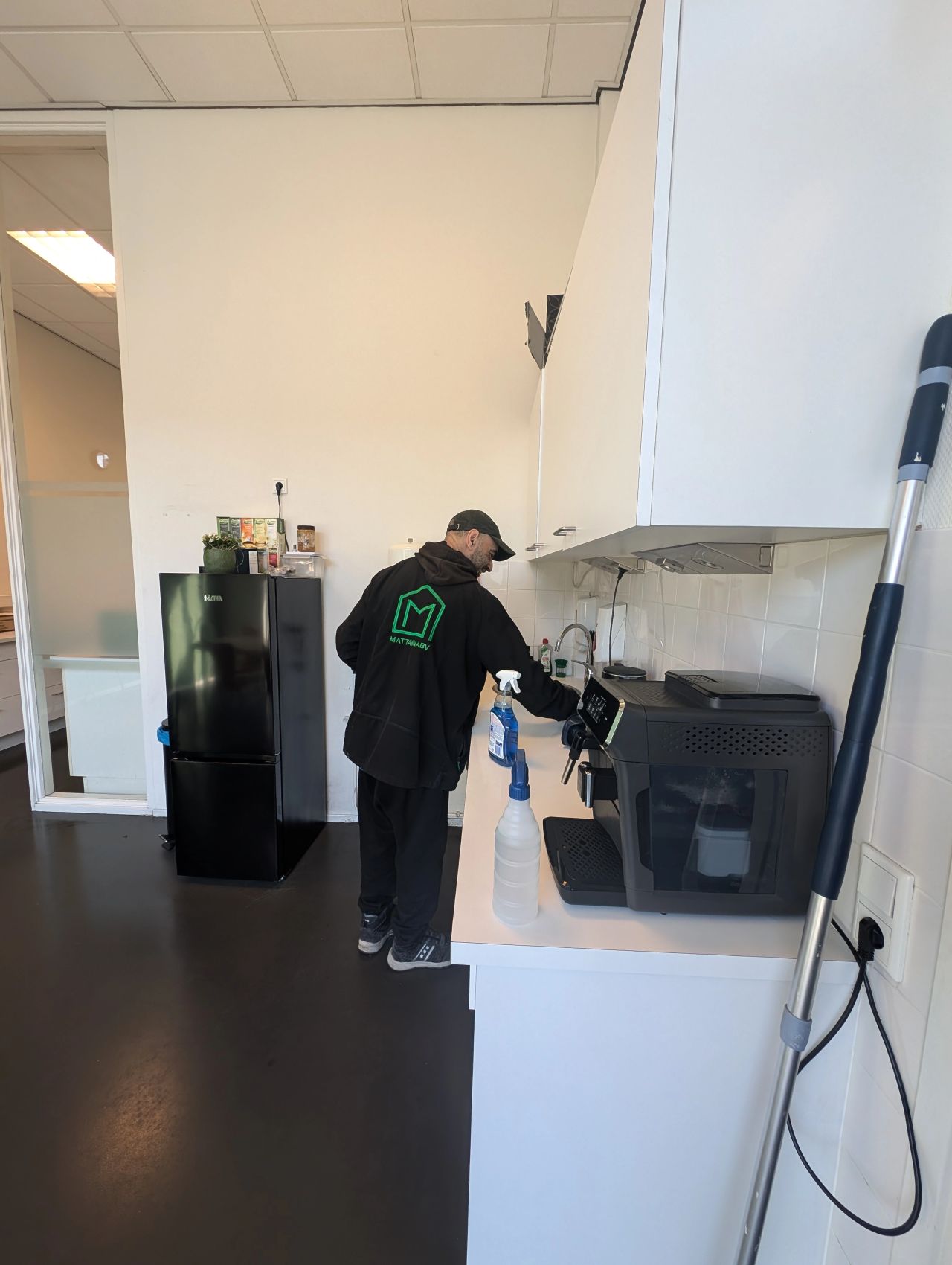 Schoonmaker aan het schoonmaken