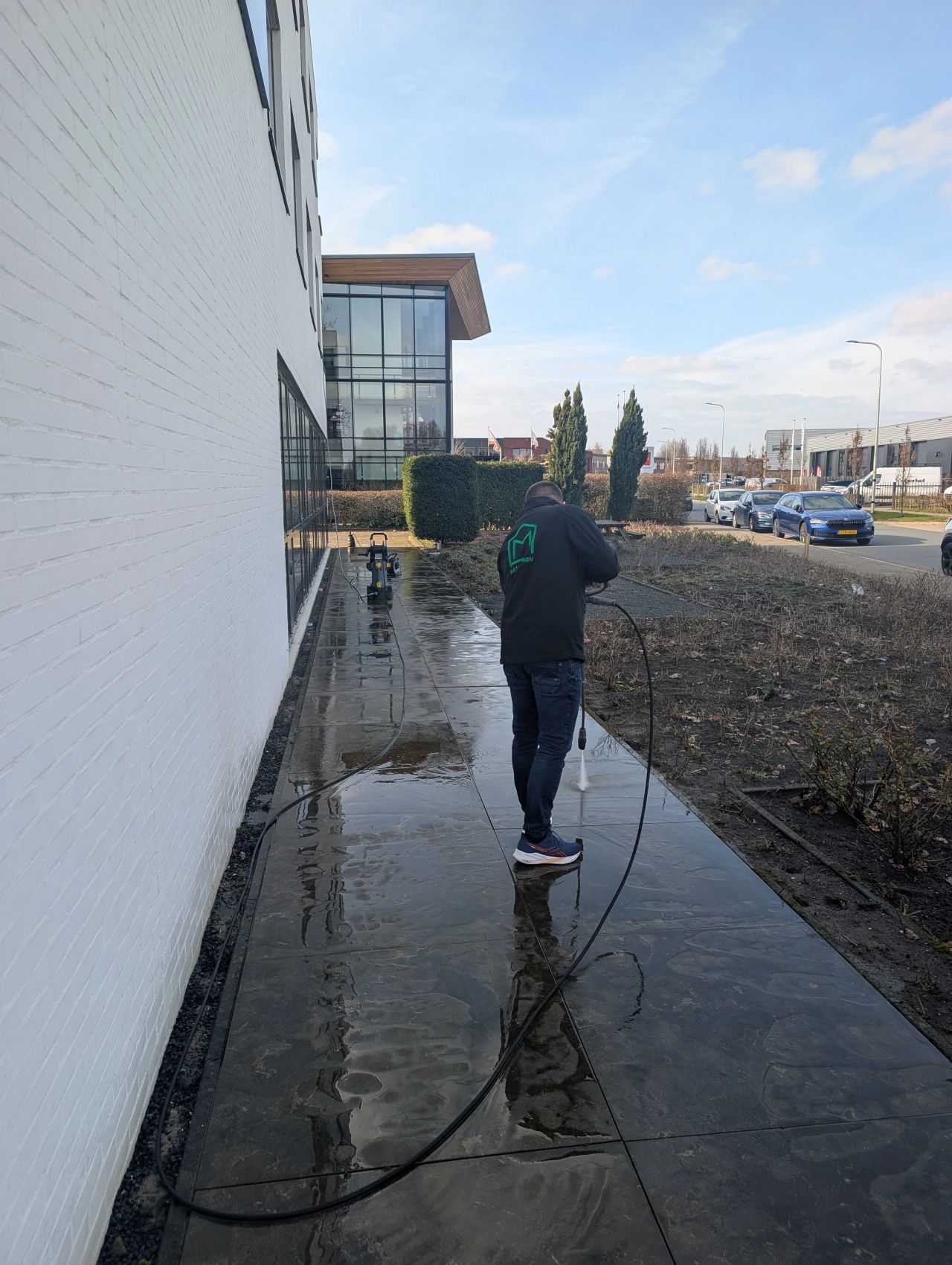 Schoonmaker aan het schoonmaken