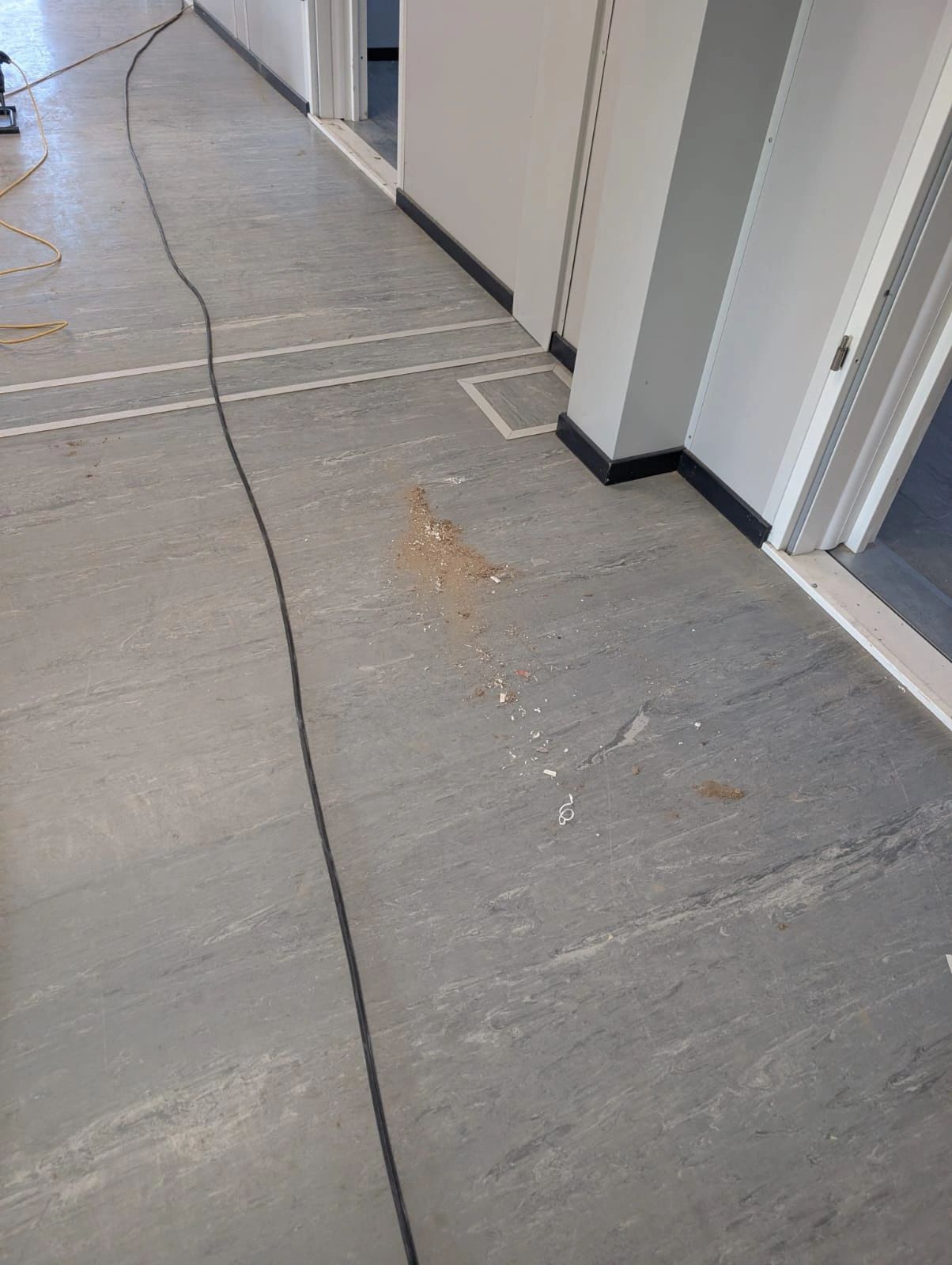 Vloer van een modulaire unit in Bemmel met bouwstof, voordat de opleverschoonmaak door Mattanna B.V. begint