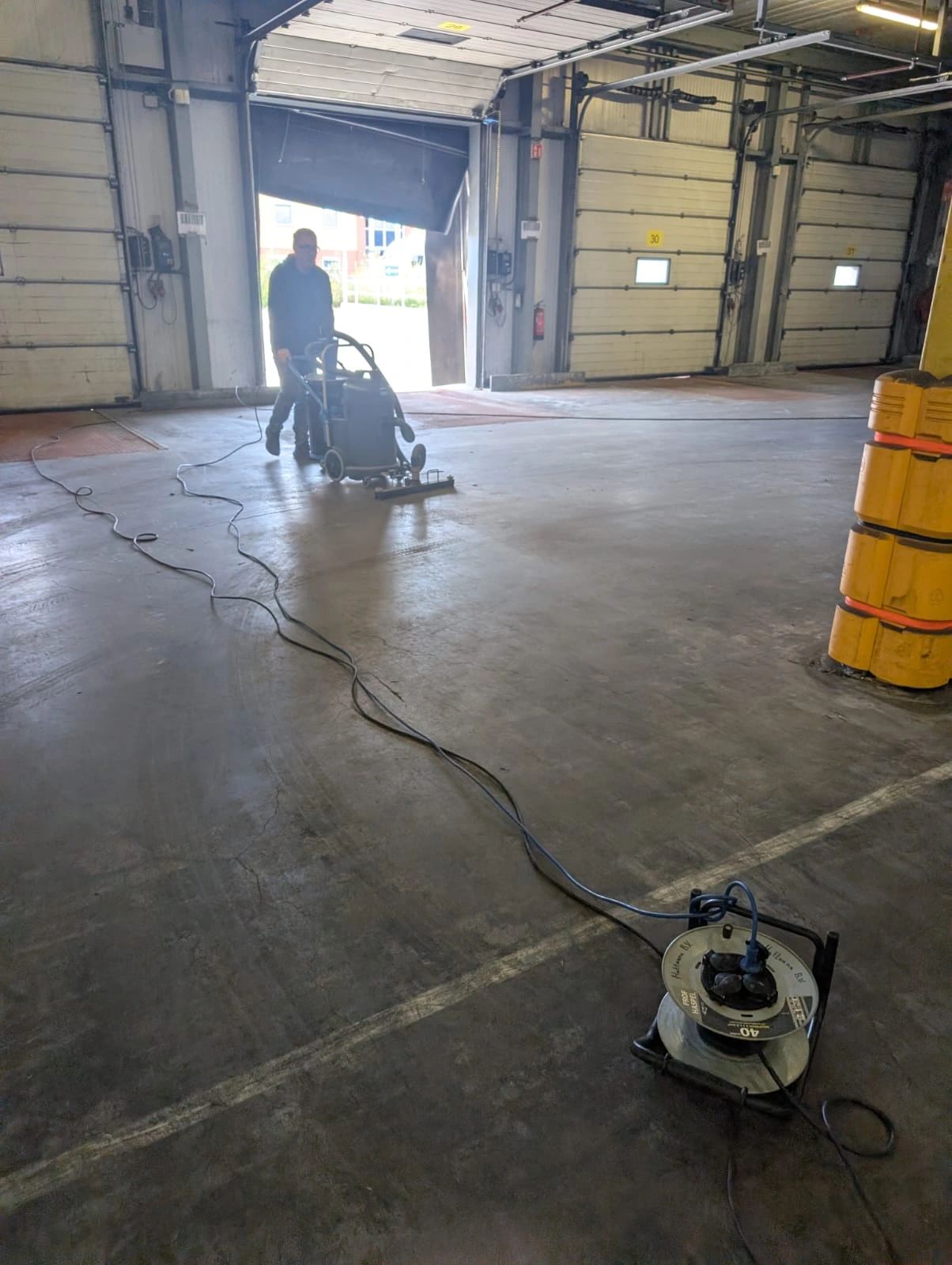 Medewerker van Mattanna B.V. reinigt de loodsvloer van 9.000 m² met een schrobmachine in opdracht van CityLink