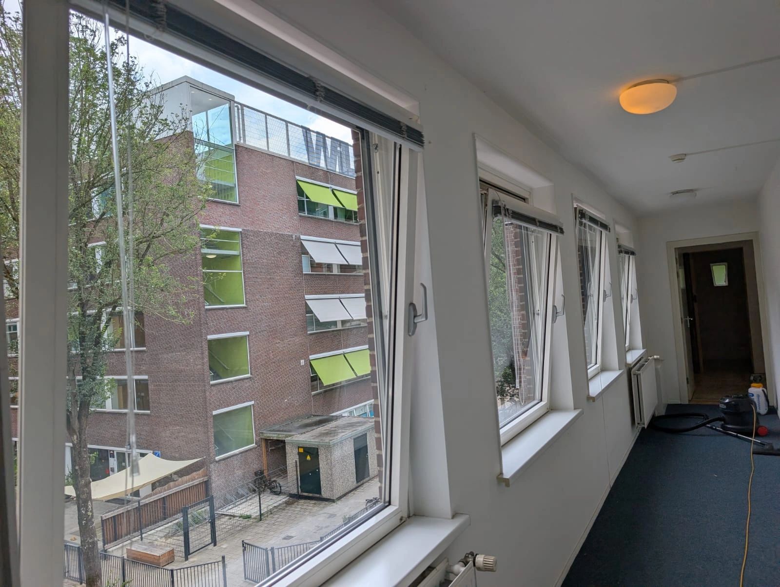 Gereinigde ramen en kozijnen in Museum Rotterdam na de opleverschoonmaak door Mattanna B.V.