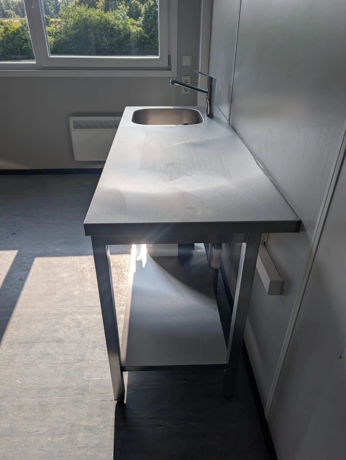 een schoonmaker aan het werk