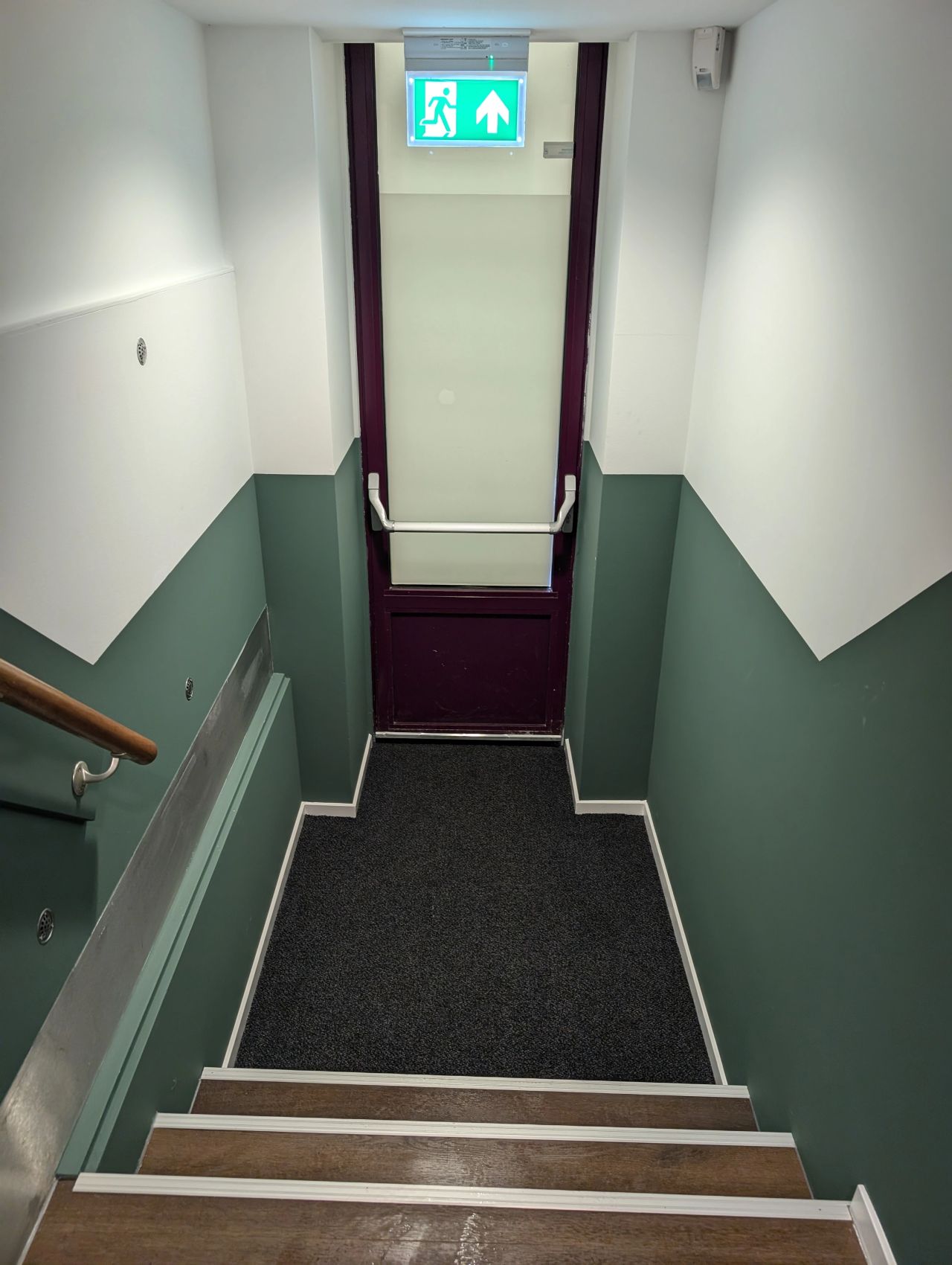 Schoon trappenhuis in een appartementencomplex, onderhouden door Mattanna B.V.