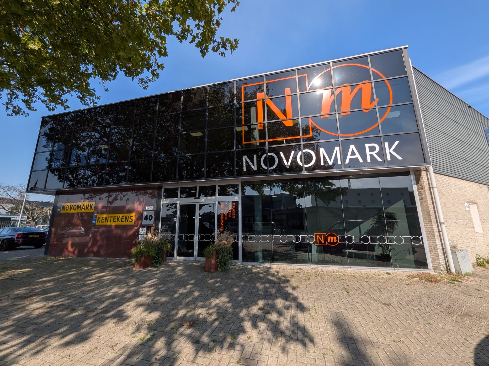Helder, streeploos gevelglas van het Novomark-pand in Schiedam, gewassen door Mattanna B.V.