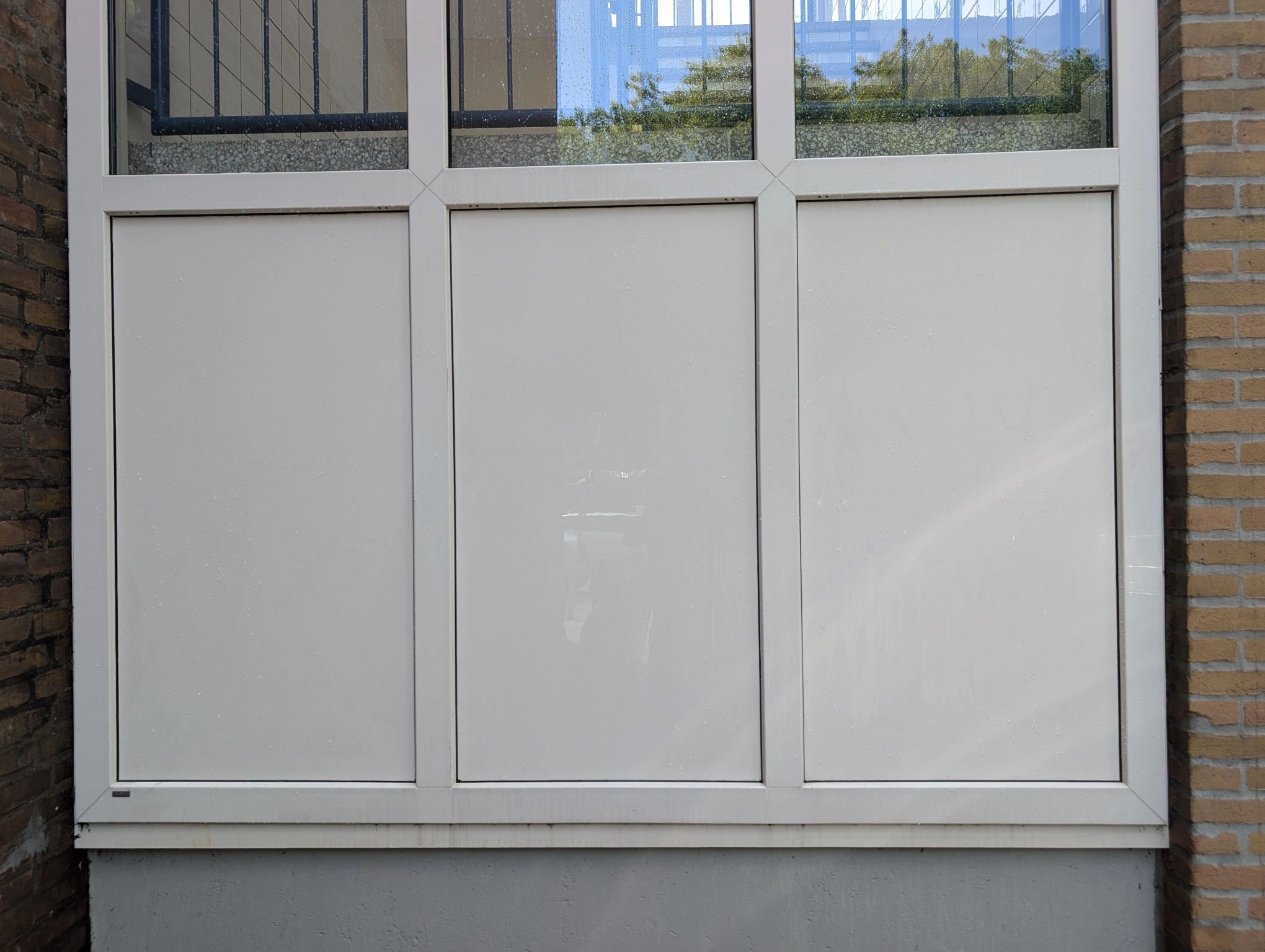 Witte trespa gevelpanelen bij een VvE in Rotterdam na het verwijderen van graffiti door Mattanna B.V., egaal en zonder schade