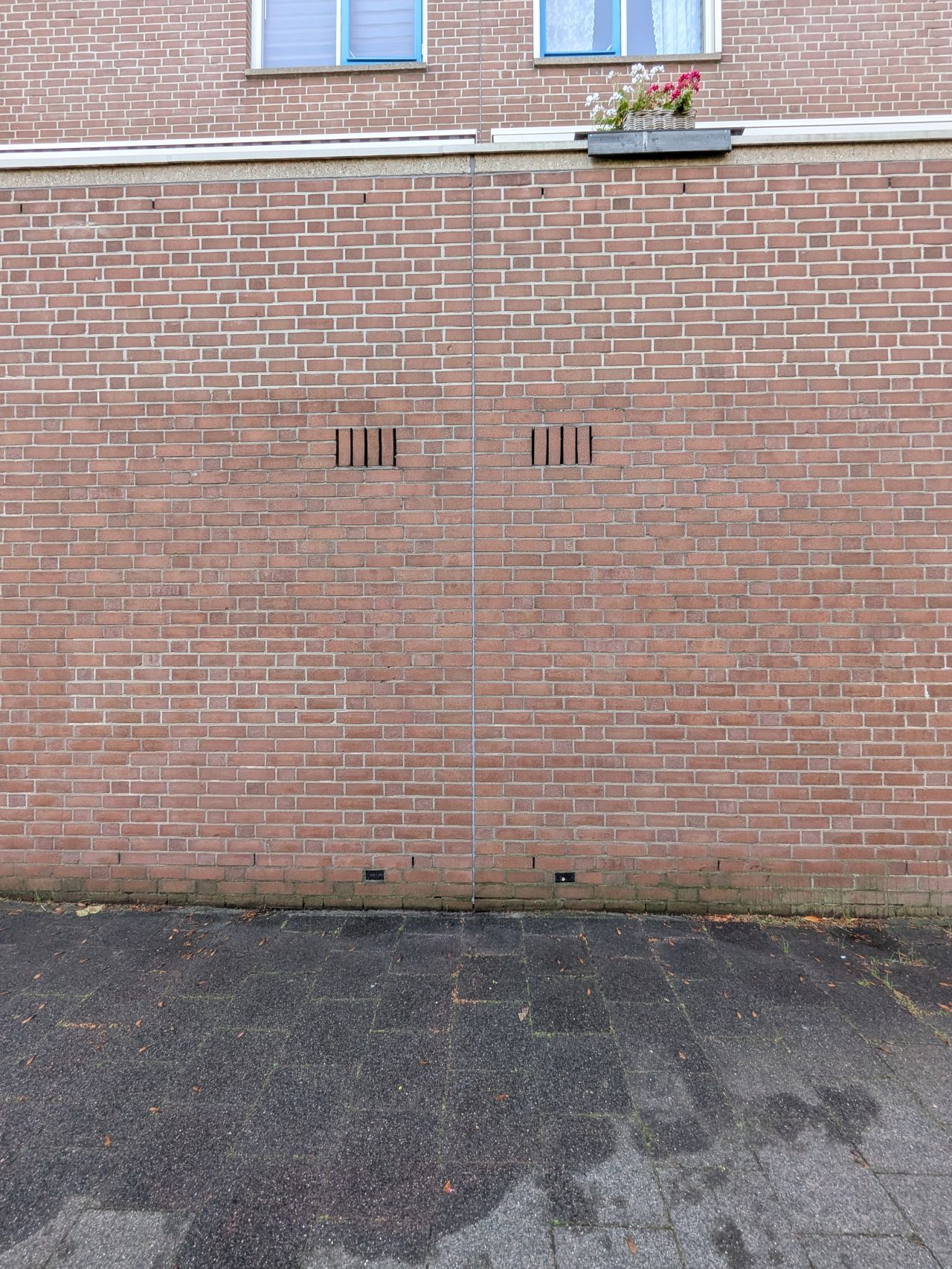 Bakstenen gevel bij een VvE in Vlaardingen na het verwijderen van graffiti door Mattanna B.V., zonder verfresten of schaduw