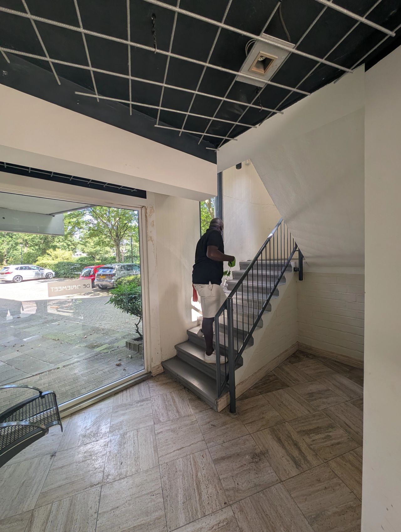 Schoonmaker aan het schoonmaken