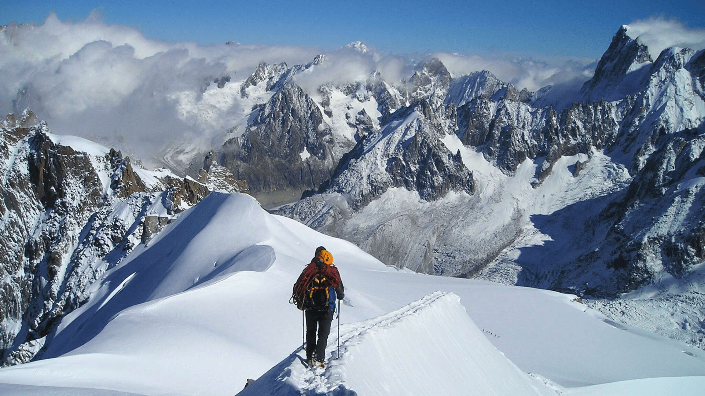 une-personne-debout-avec-des-equipement-de-ski-a-la-montagne-en-hiver
