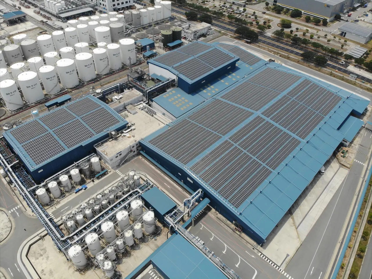Large rooftop solar installation across the Shell Lubricants Oil Blending Plant