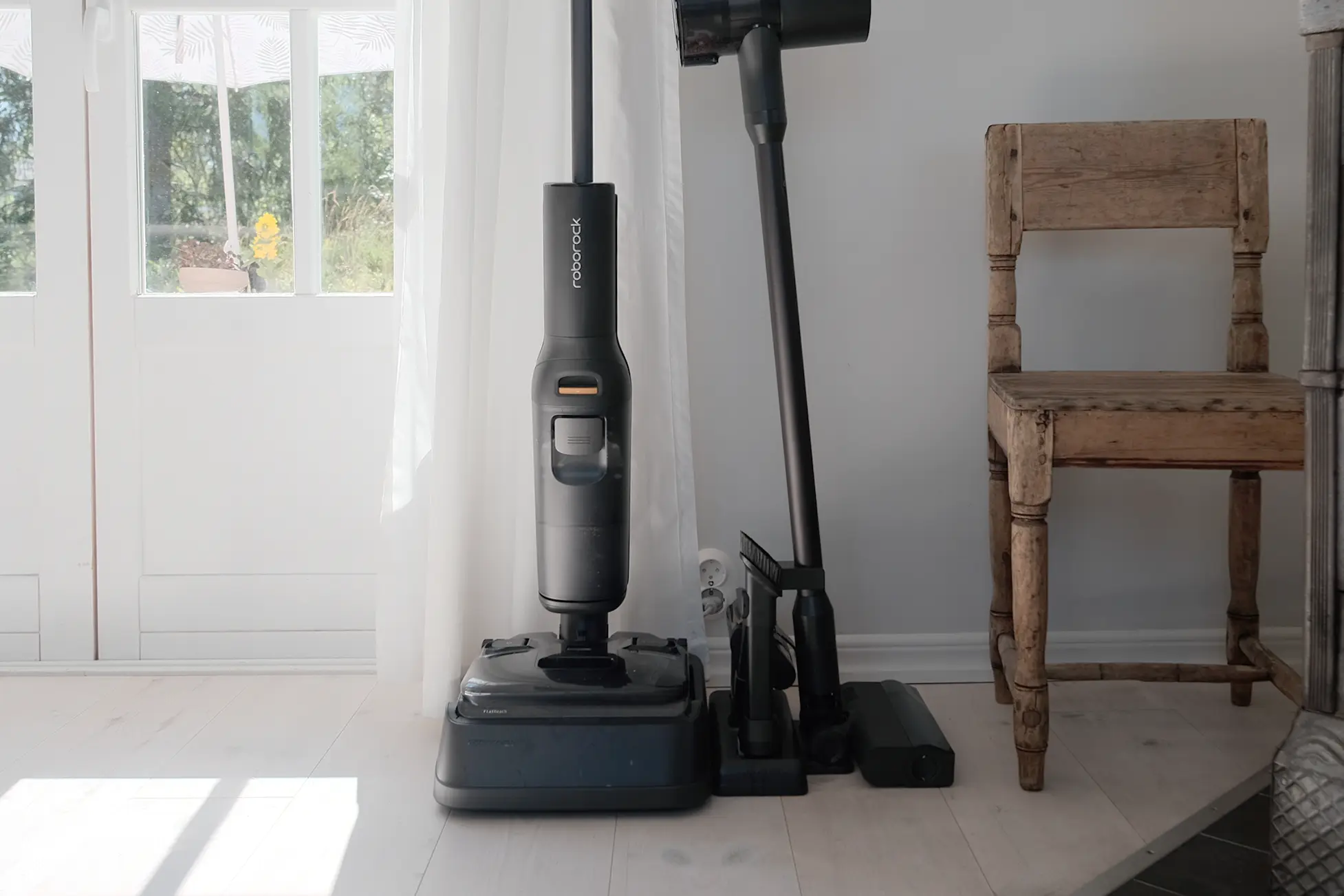 En brandvarnare i taket med rö