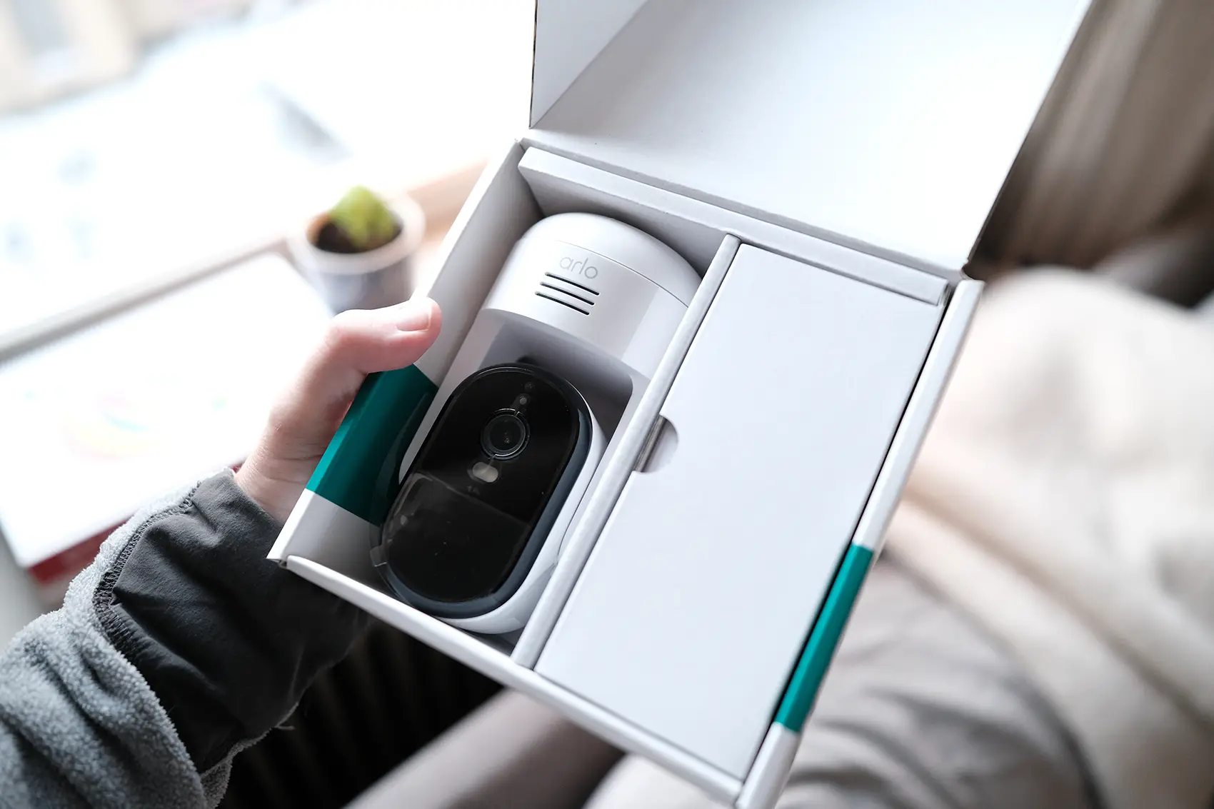 Arlo Essential 3 2K Pan-Tilt-Zoom övervakningskamera