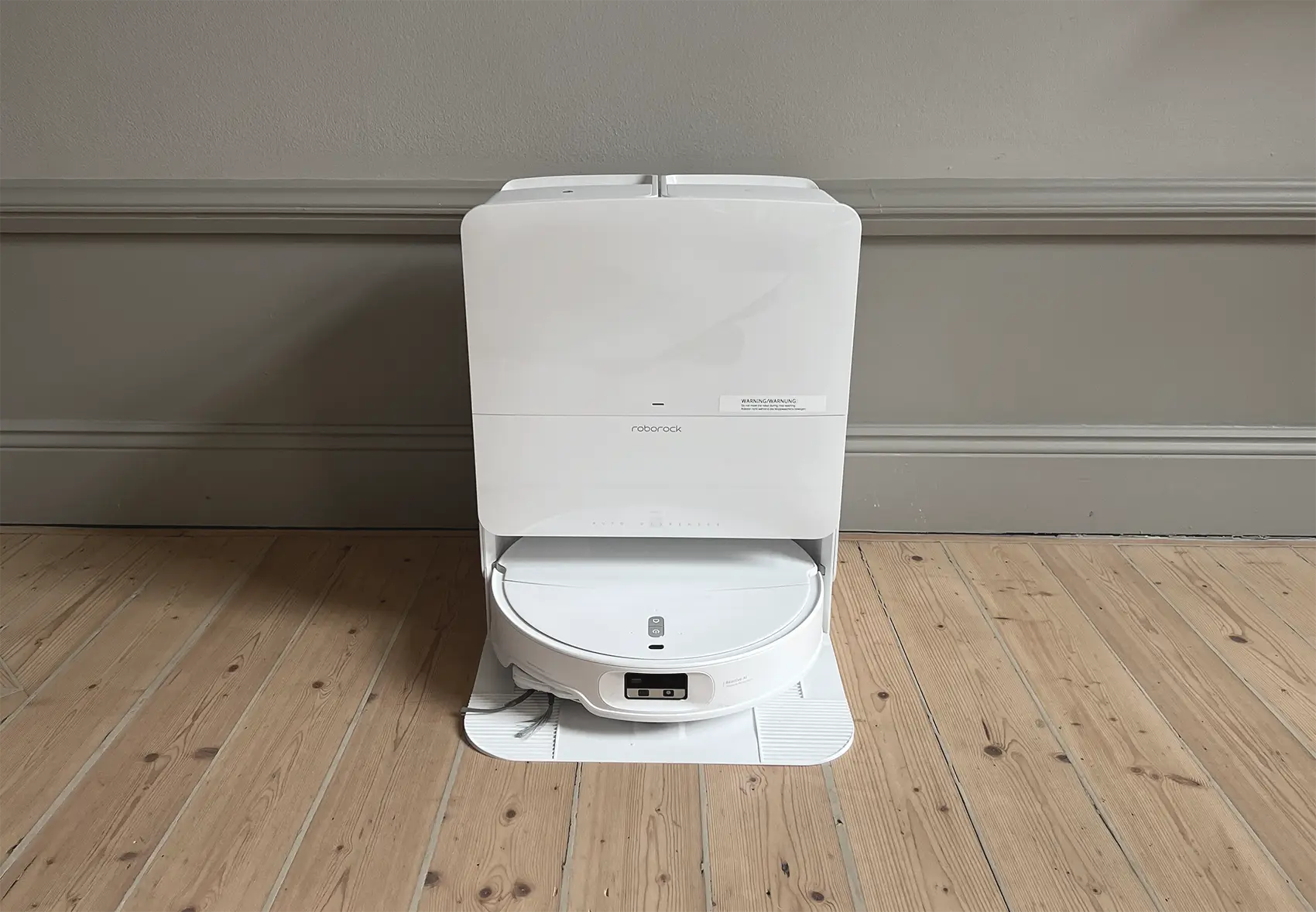 En brandvarnare i taket med rö