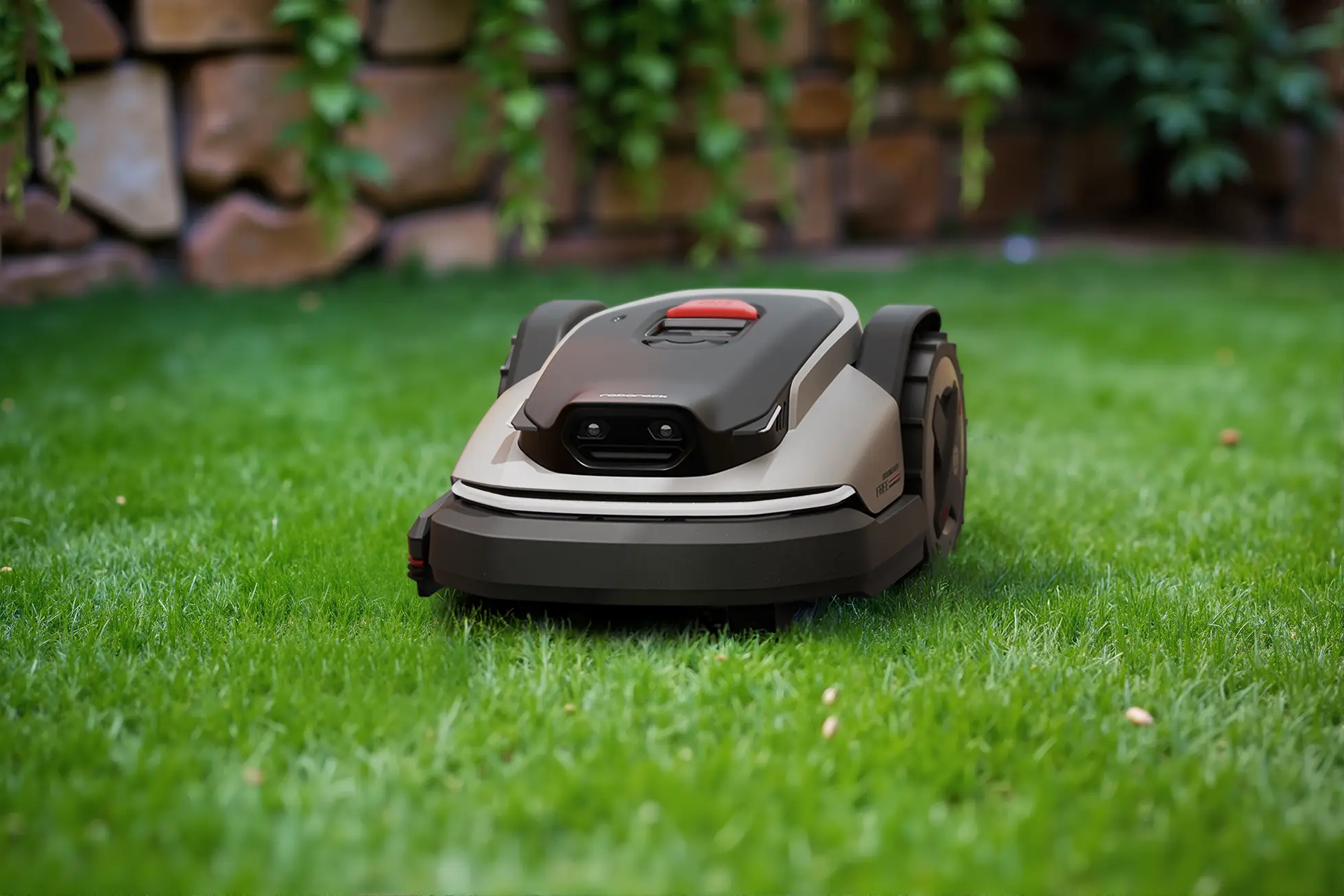 Roborock RockMow S108/S115 – robotgräsklippare på en gräsmatta