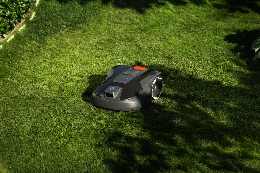 Husqvarna Automower 308V/312V – robotgräsklippare på en gräsmatta