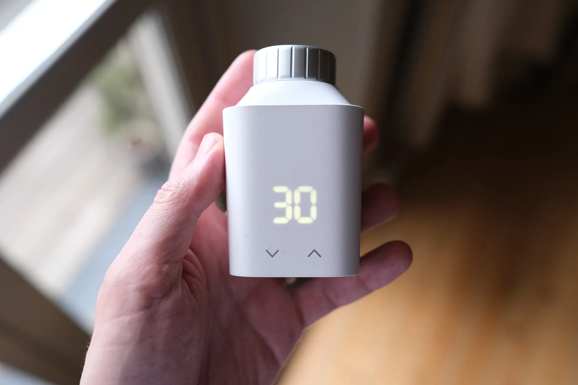 Eve Thermo 5th gen – smart radiatortermostat som hålls i handen