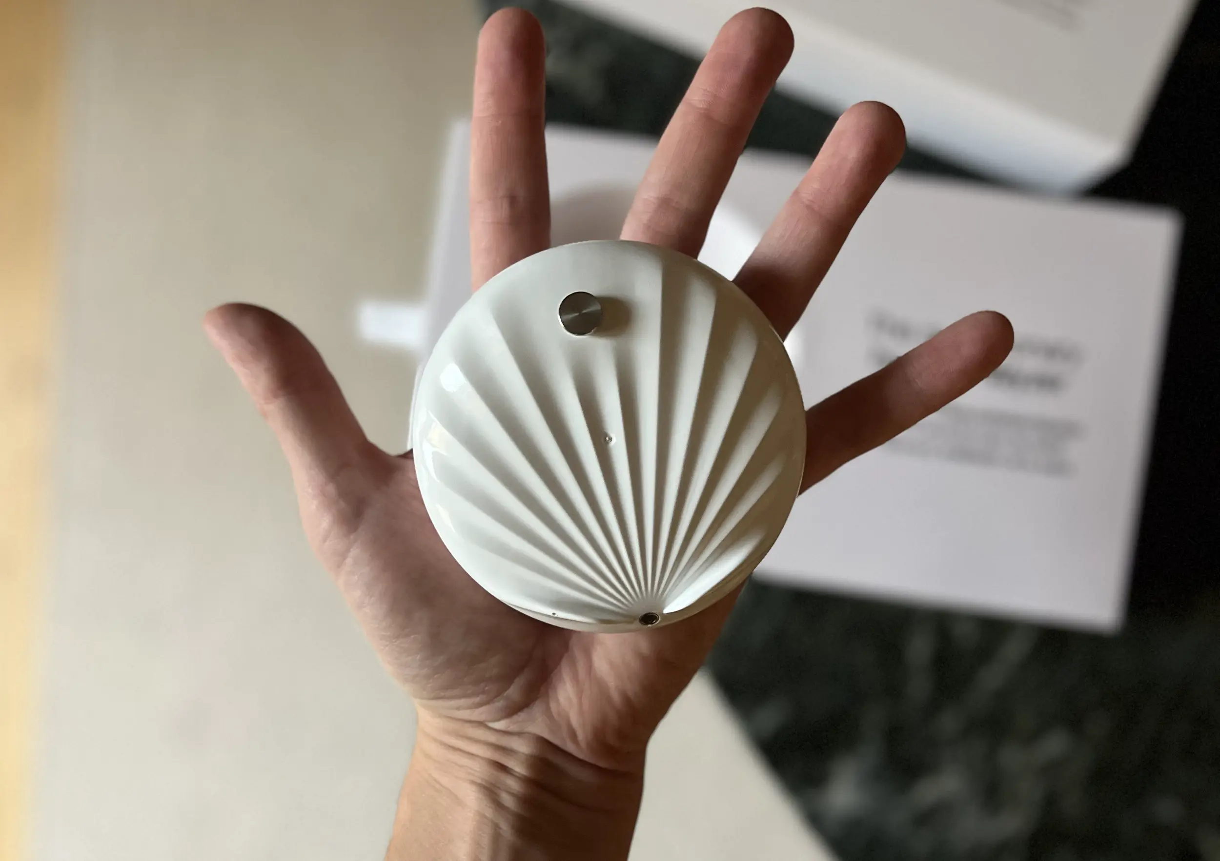 Withings U-Scan Nutrio – urinanalysator för hemmet som hålls i handen