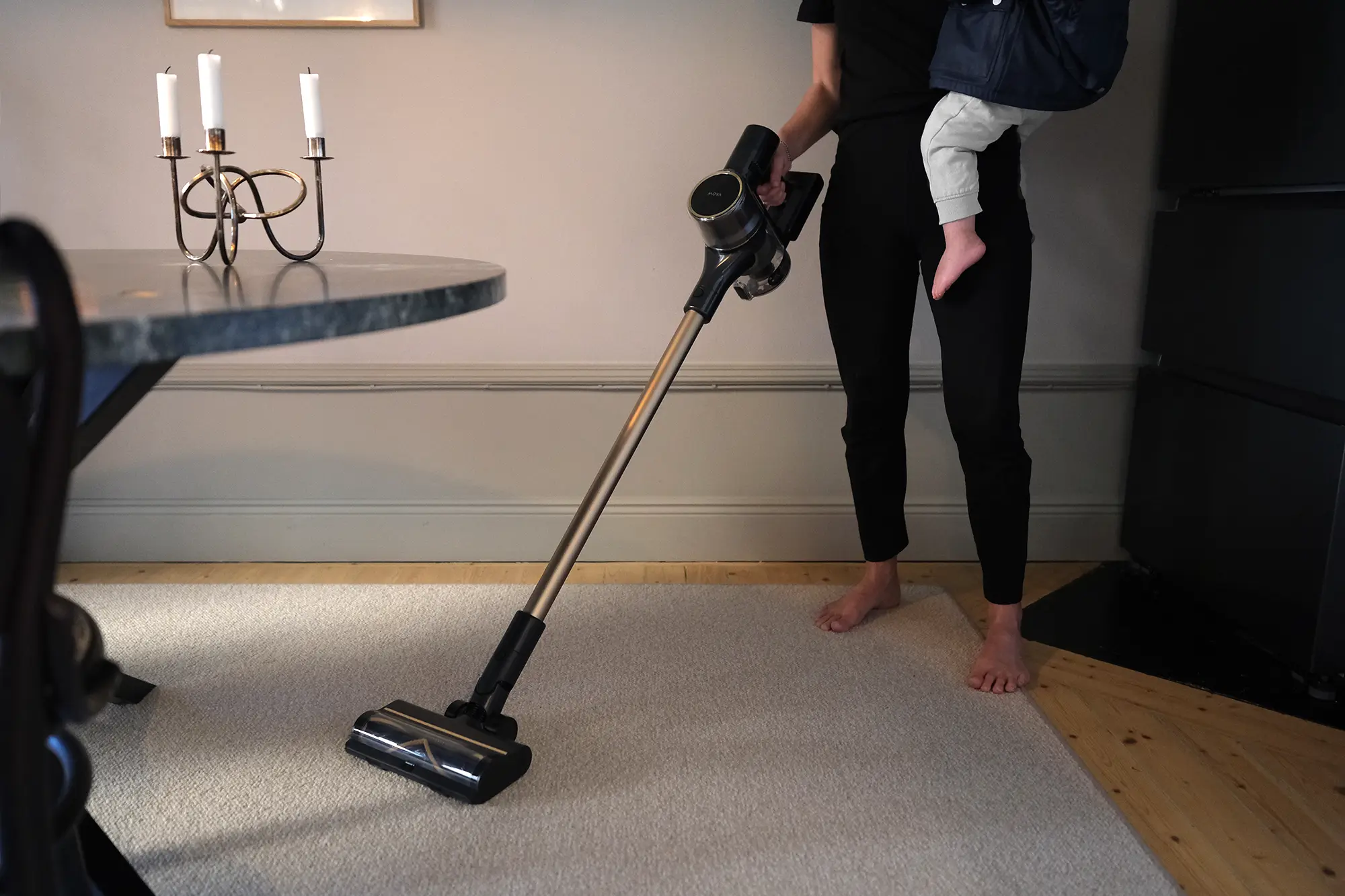 Mova S5 Sense – skaftdammsugare som används av en person