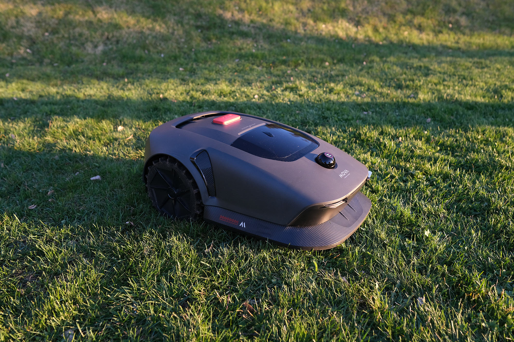 Mova 600/1000 – robotgräsklippare på en gräsmatta