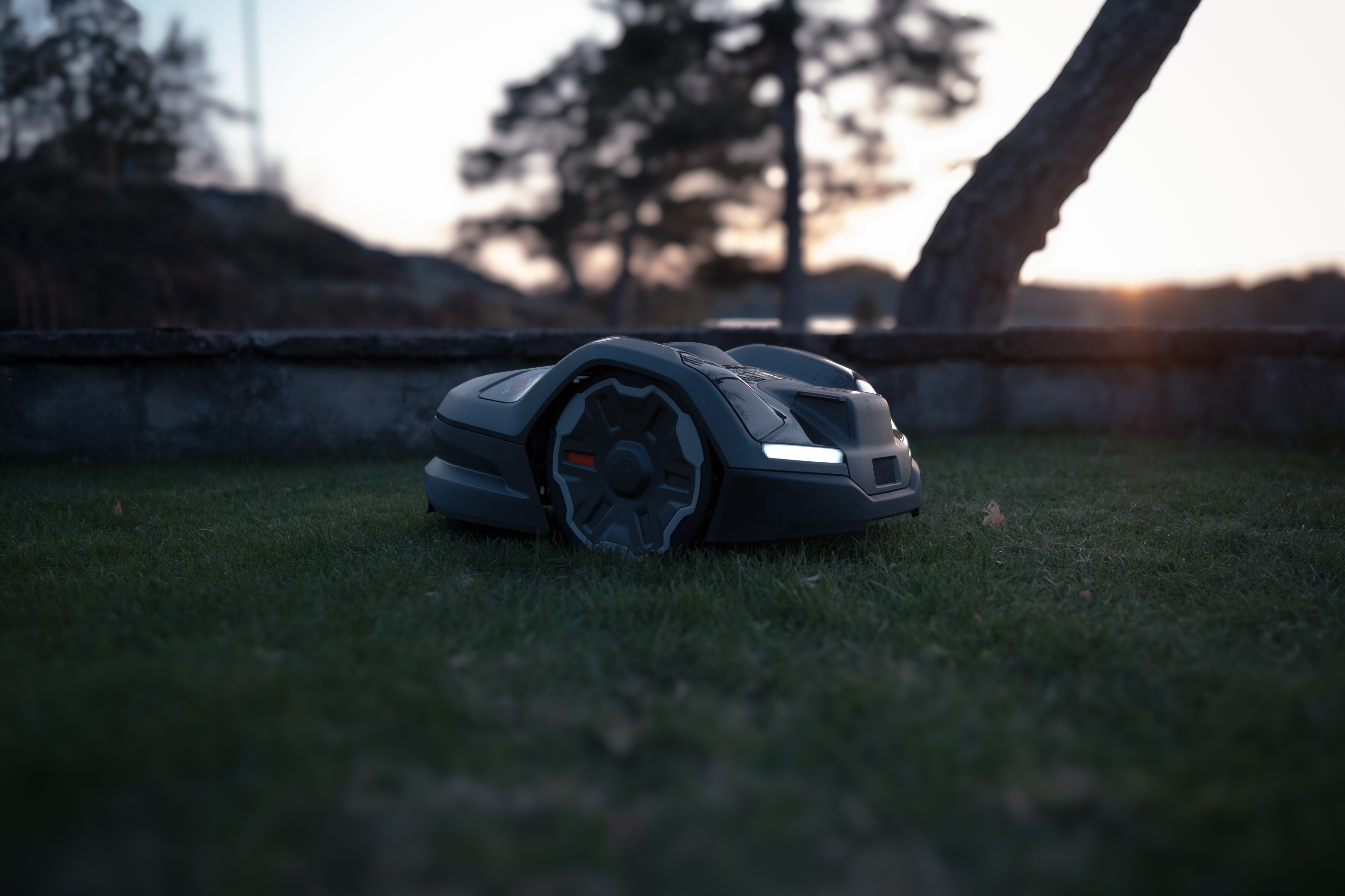 Husqvarna 410XE Nera – robotgräsklippare på en gräsmatta