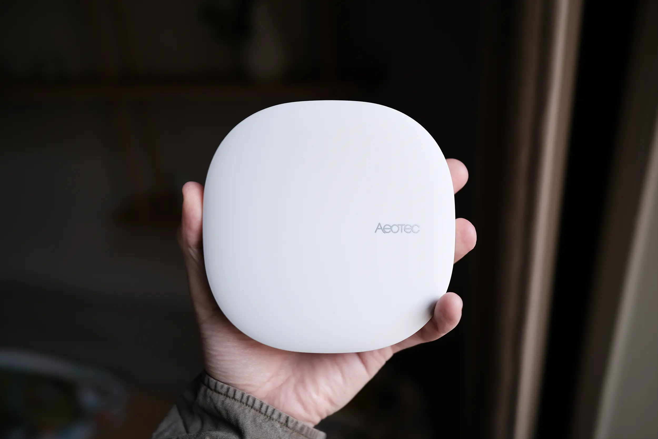 Aeotec Smart Home Hub – smarta hem-hubb som hålls i handen