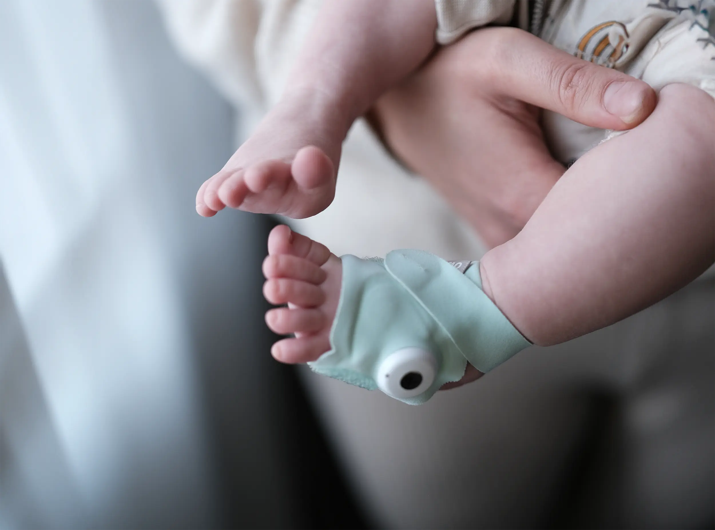 Owlet Smart Sock – babyvakt i strumpform på en bebisfot