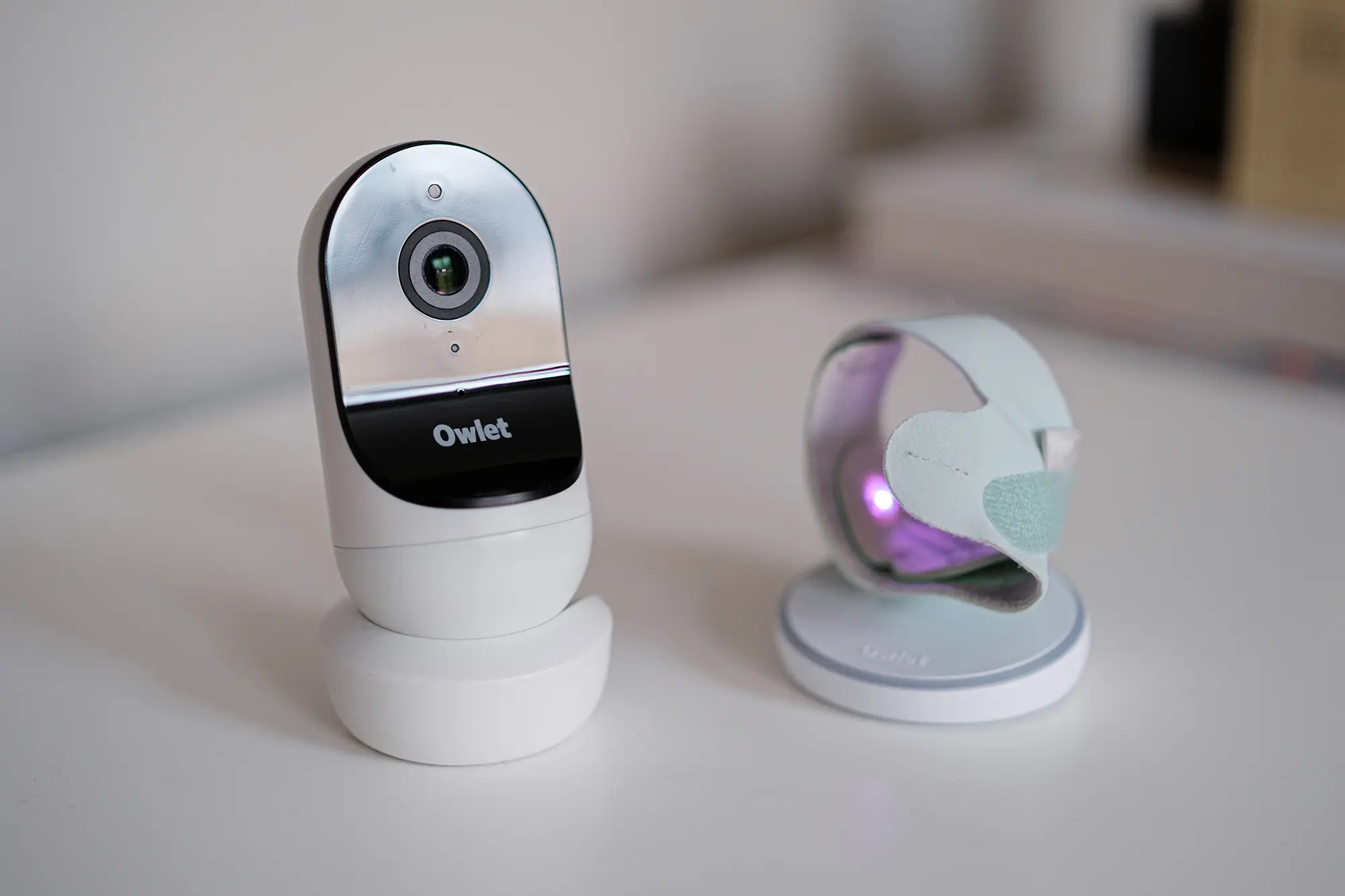 Owlet Monitor Duo – kamera och basstation på ett bord