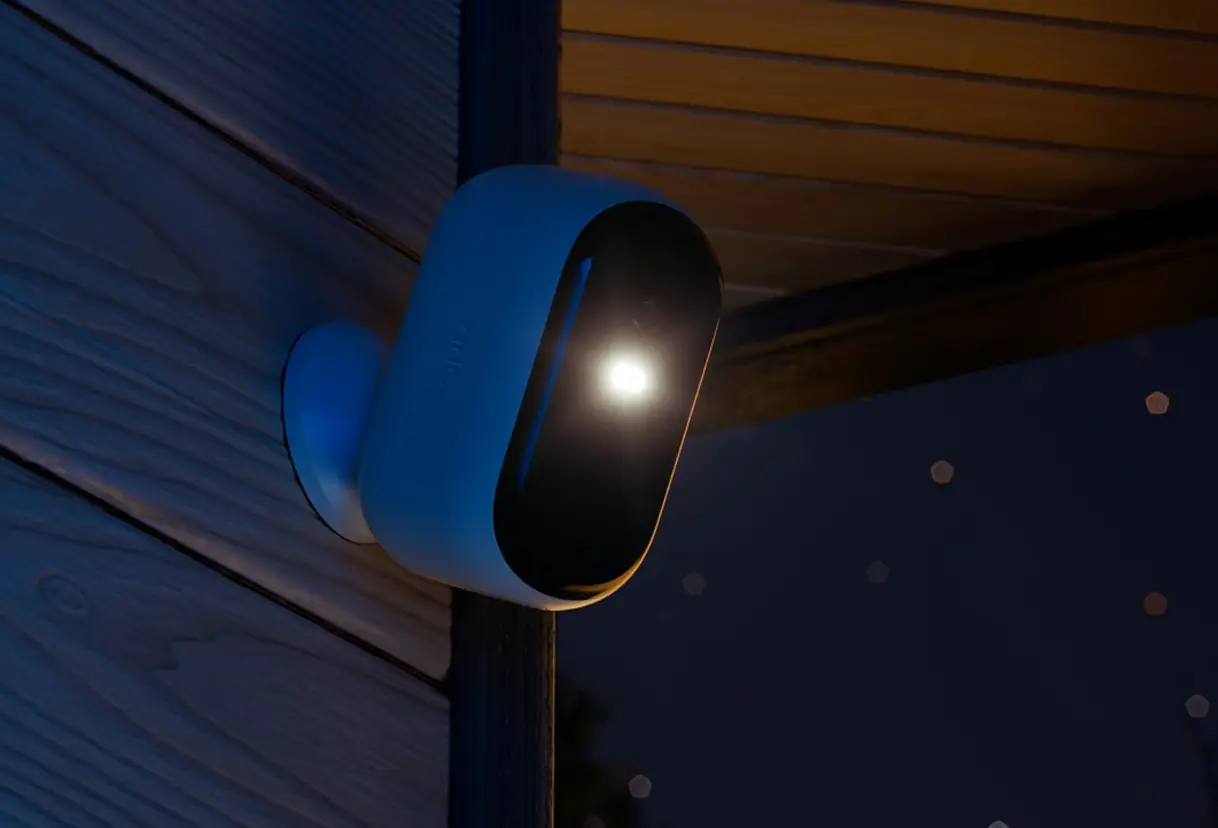 Arlo Essential Outdoor Camera – övervakningskamera monterad på en husvägg