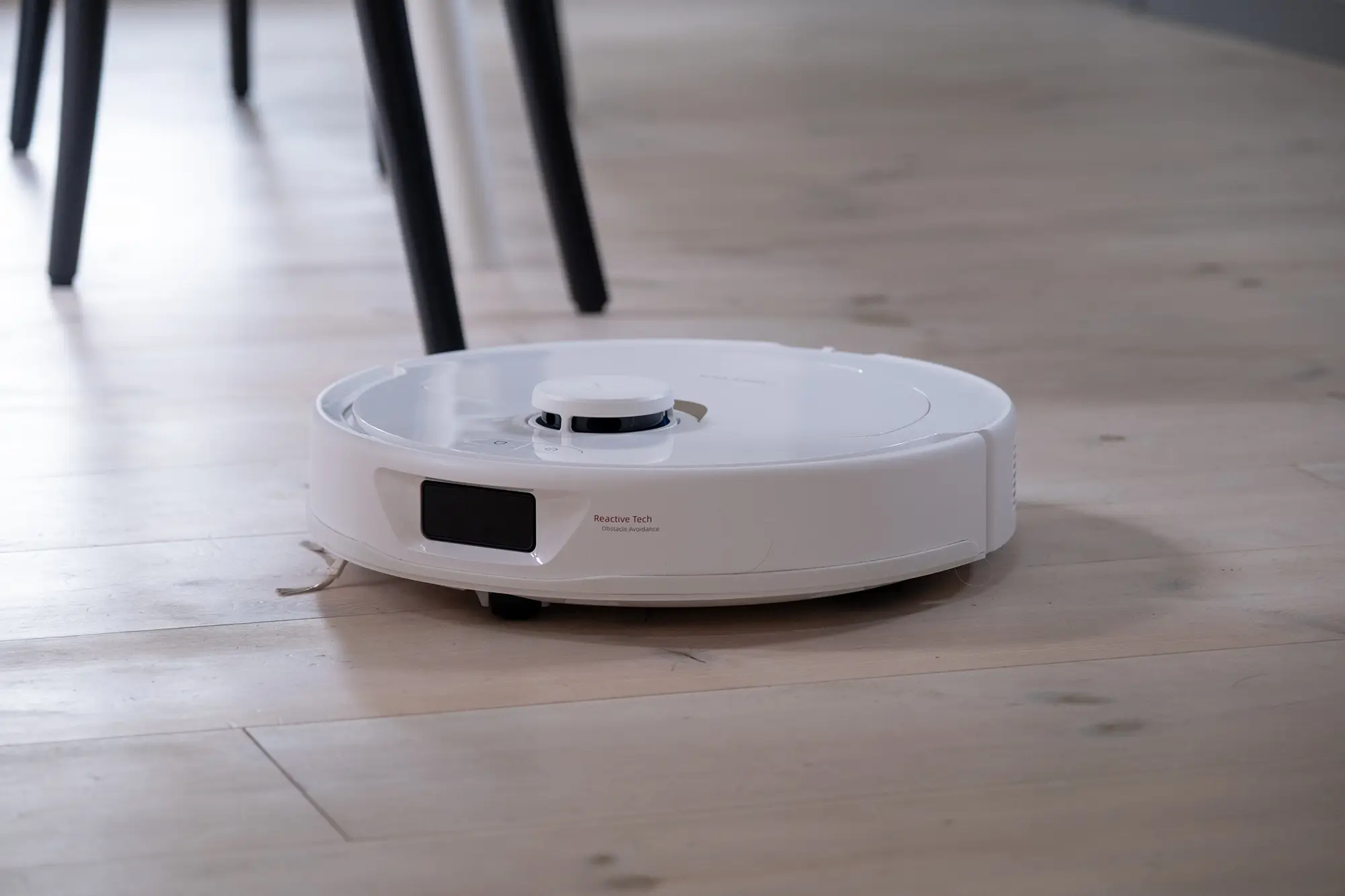 Roborock Qrevo – robotdammsugare på ett trägolv