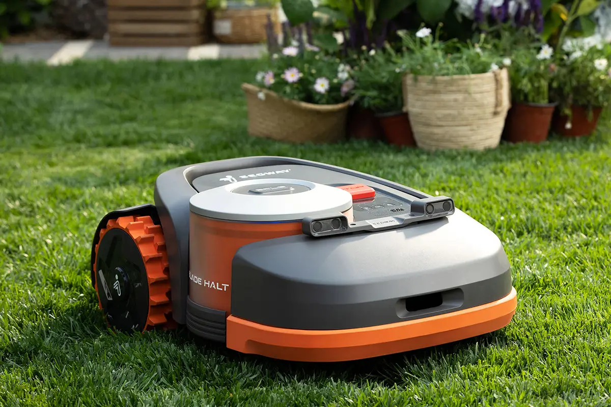 Segway Navimow H1500E – robotgräsklippare på en gräsmatta