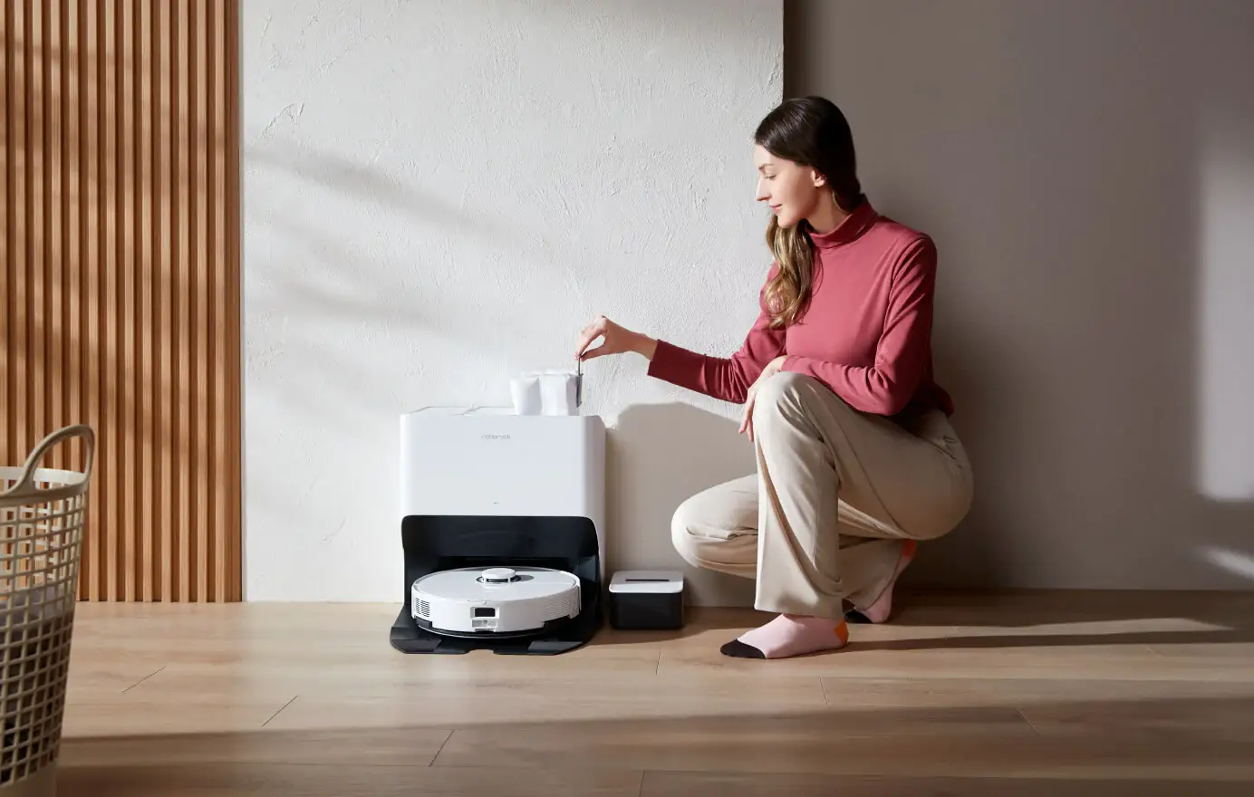 Roborock S8 Pro Ultra – robotdammsugare med dockningsstation i ett vardagsrum