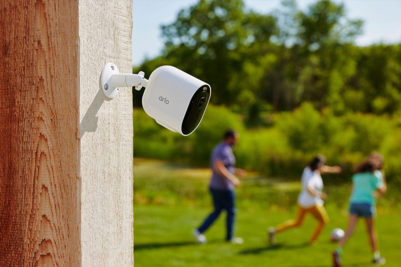 Arlo Pro 5 – övervakningskamera monterad på en husvägg