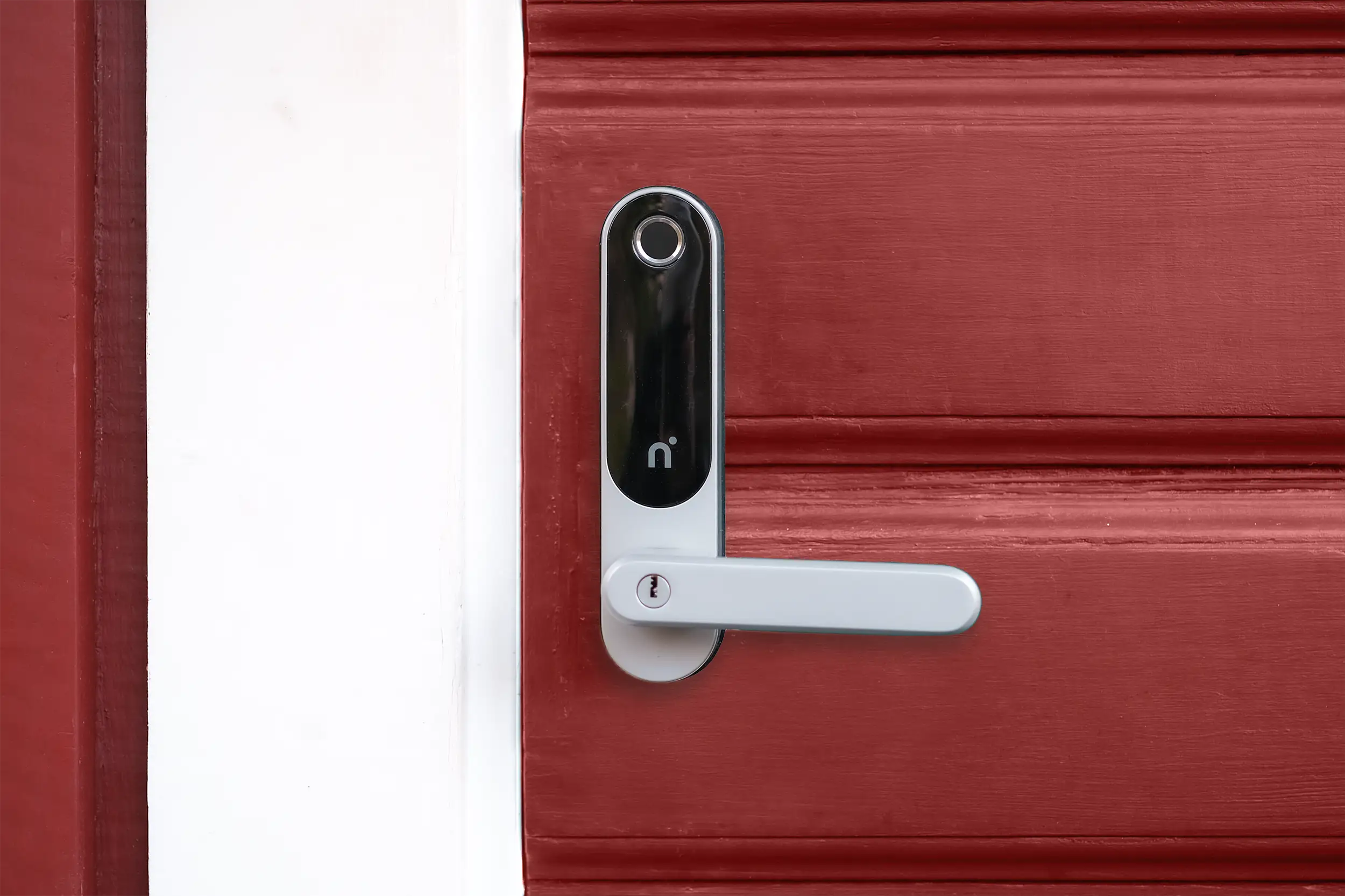 Nimly Touch Pro Black – smart dörrlås monterat på en dörr