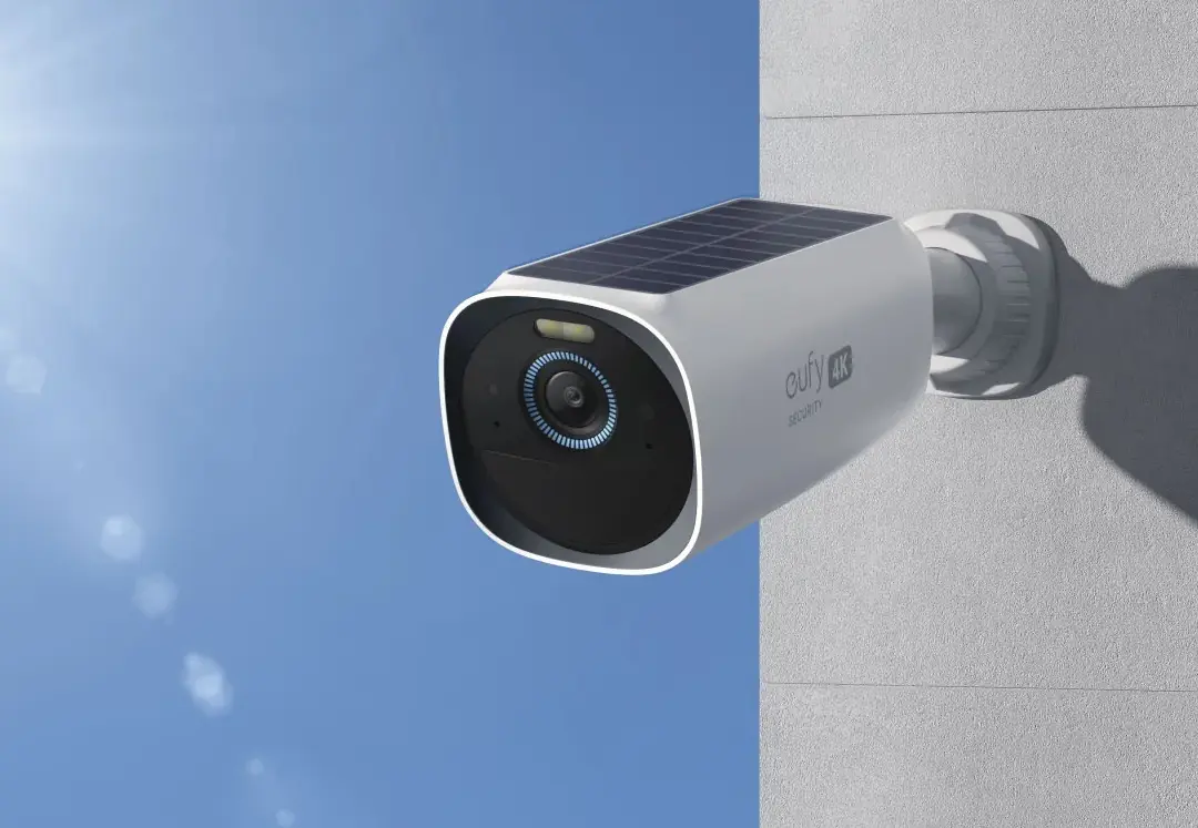 Eufy S330 eufyCam 3 – övervakningskamera monterad på en husvägg