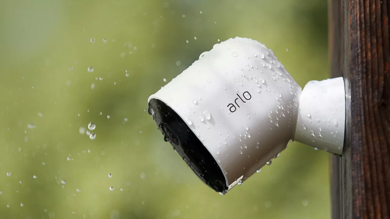Arlo Pro 4 – övervakningskamera monterad utomhus