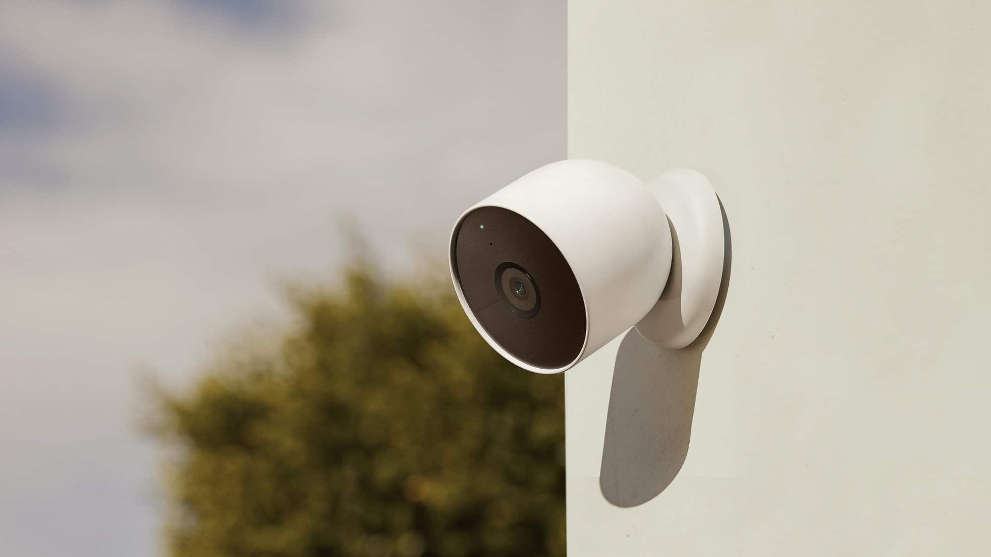 Google Nest Cam – övervakningskamera monterad på en vägg